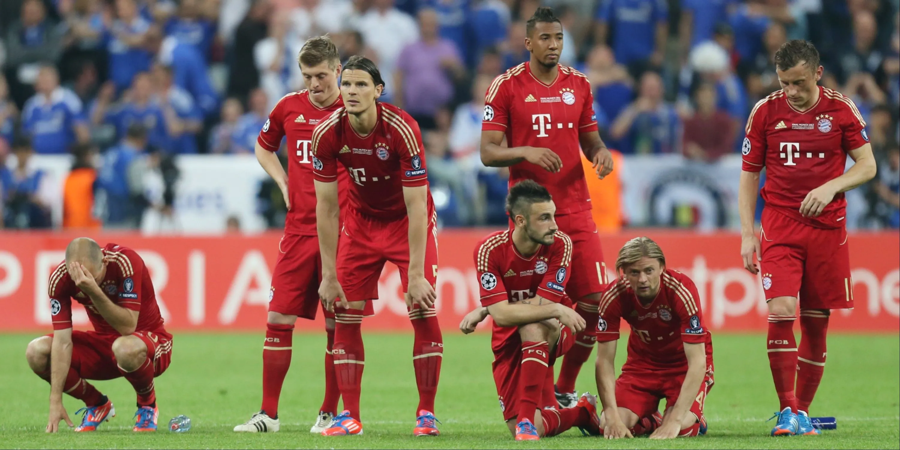 Các cầu thủ Bayern Munich tỏ ra thất vọng sau khi để mất chức vô địch Bundesliga 2011/12