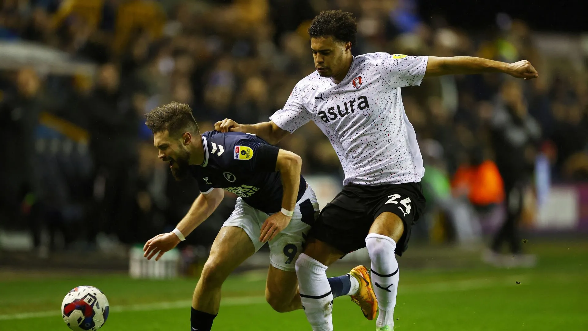 Cameron Humphreys-Grant, hậu vệ giàu kinh nghiệm ở EFL, một mục tiêu của Bolton.