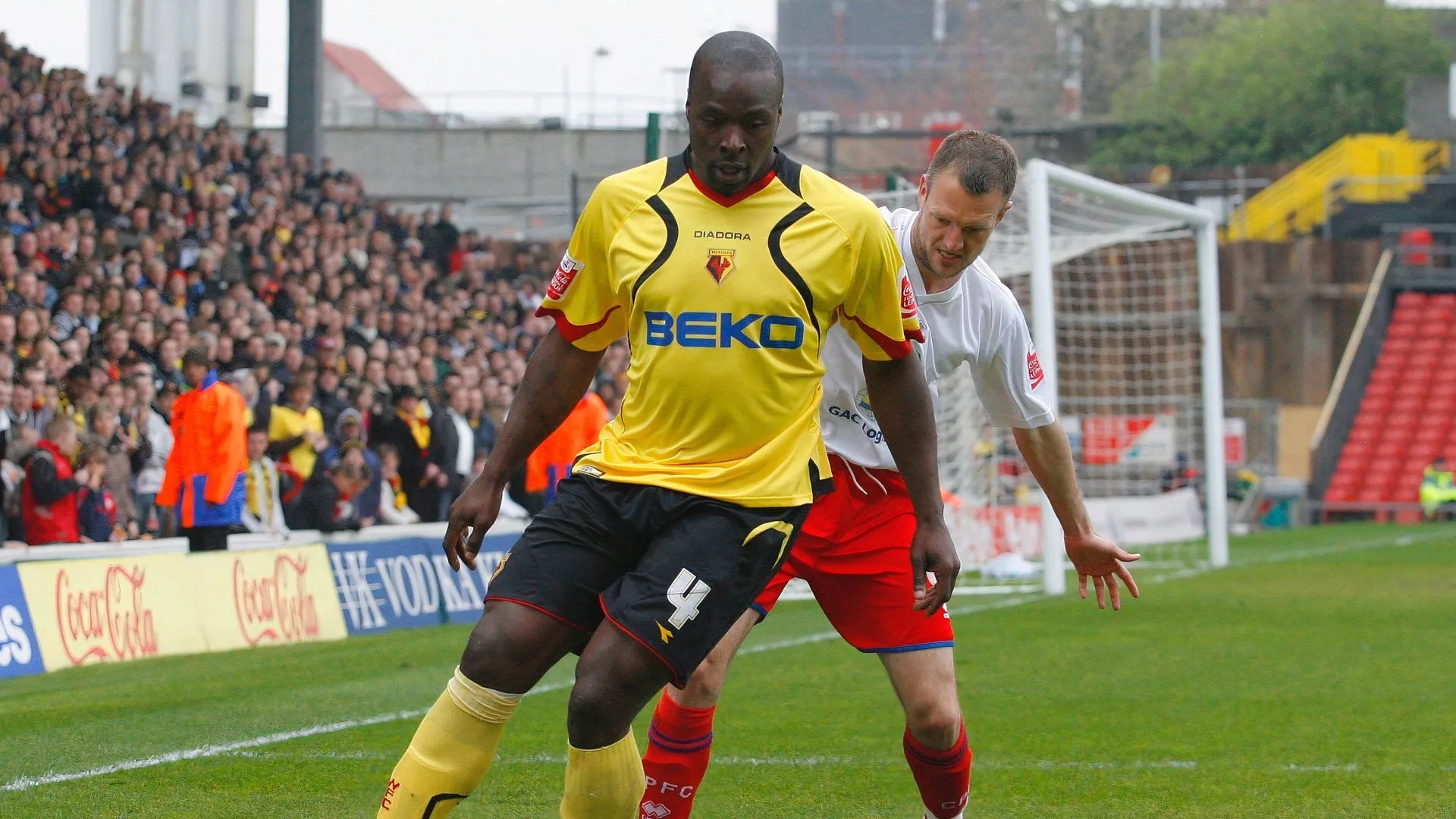 Danny Shittu thi đấu cho Watford sau khi rời QPR, tiếp tục thể hiện phẩm chất phòng ngự ở môi trường Ngoại hạng Anh