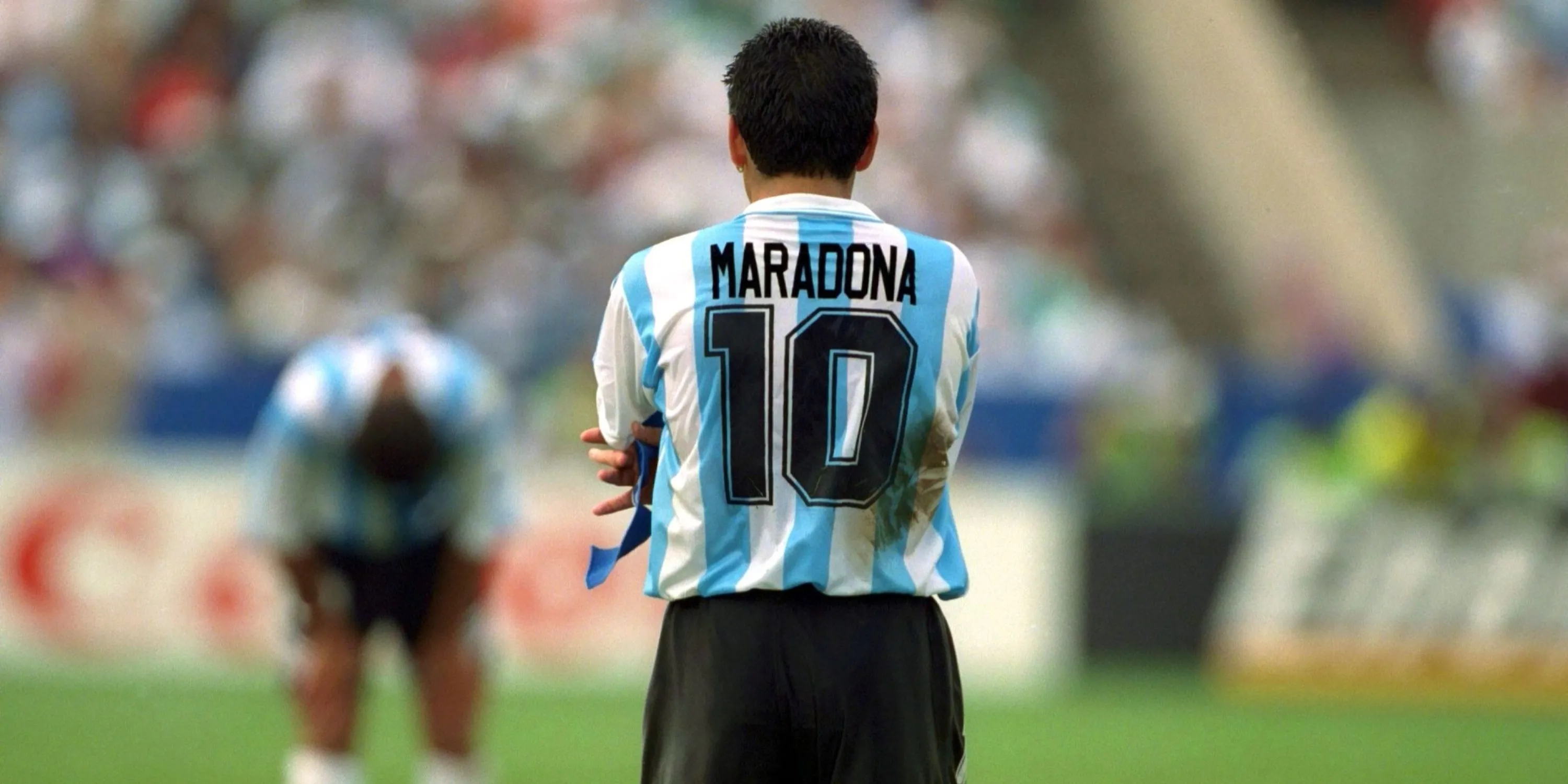 Diego Maradona khoác áo số 10 của đội tuyển Argentina