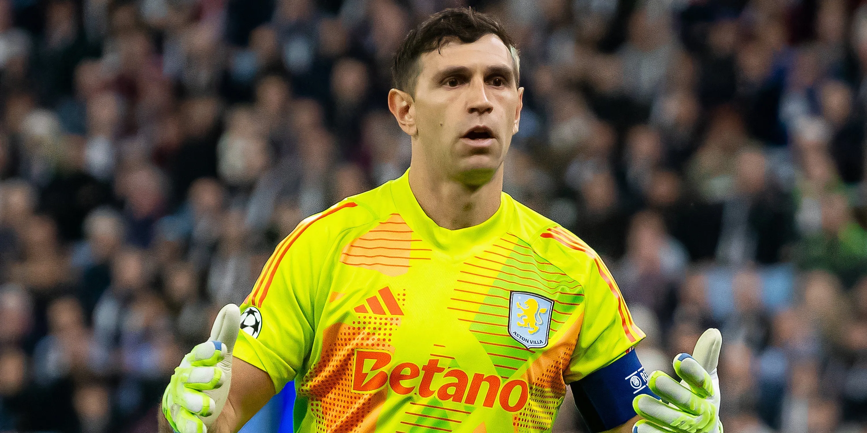 Emiliano Martinez trong khung gỗ Aston Villa