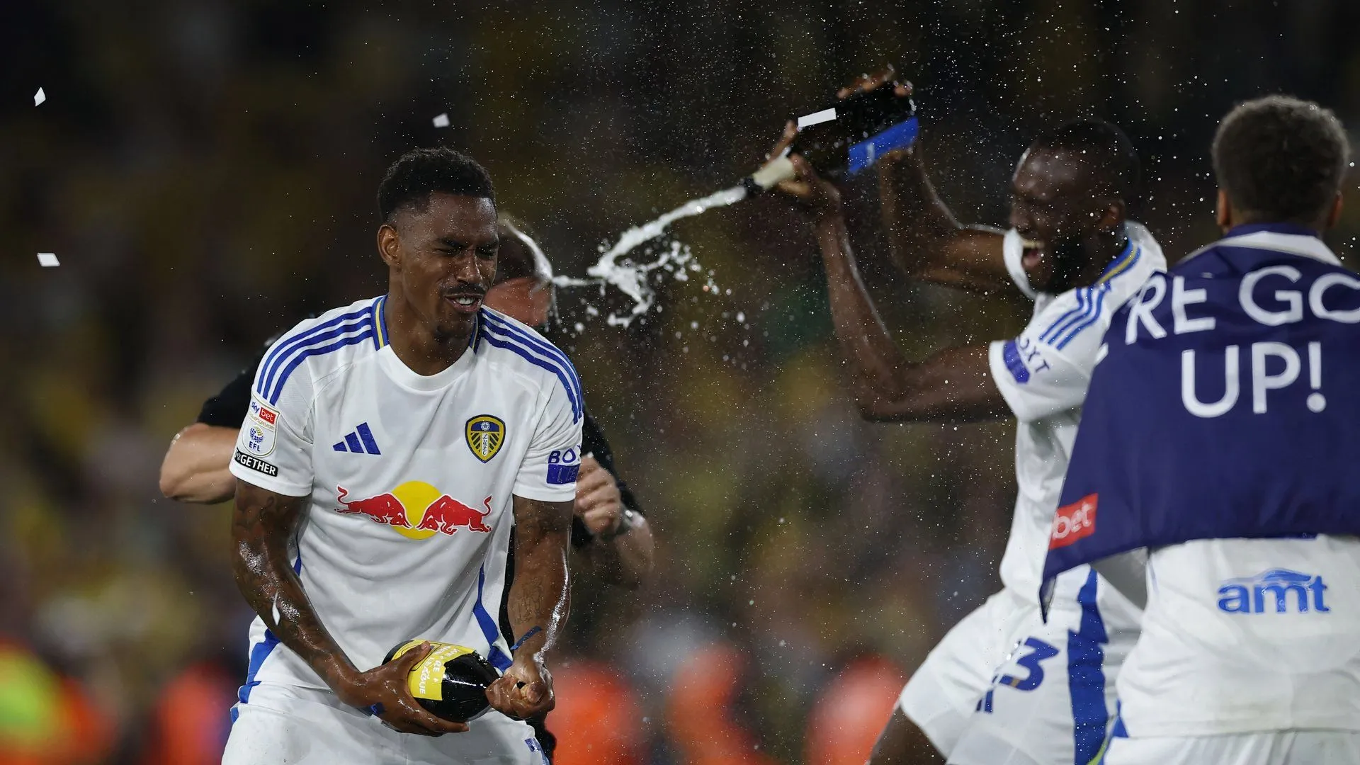 Hậu vệ Junior Firpo của Leeds United ăn mừng bàn thắng tại sân nhà Elland Road