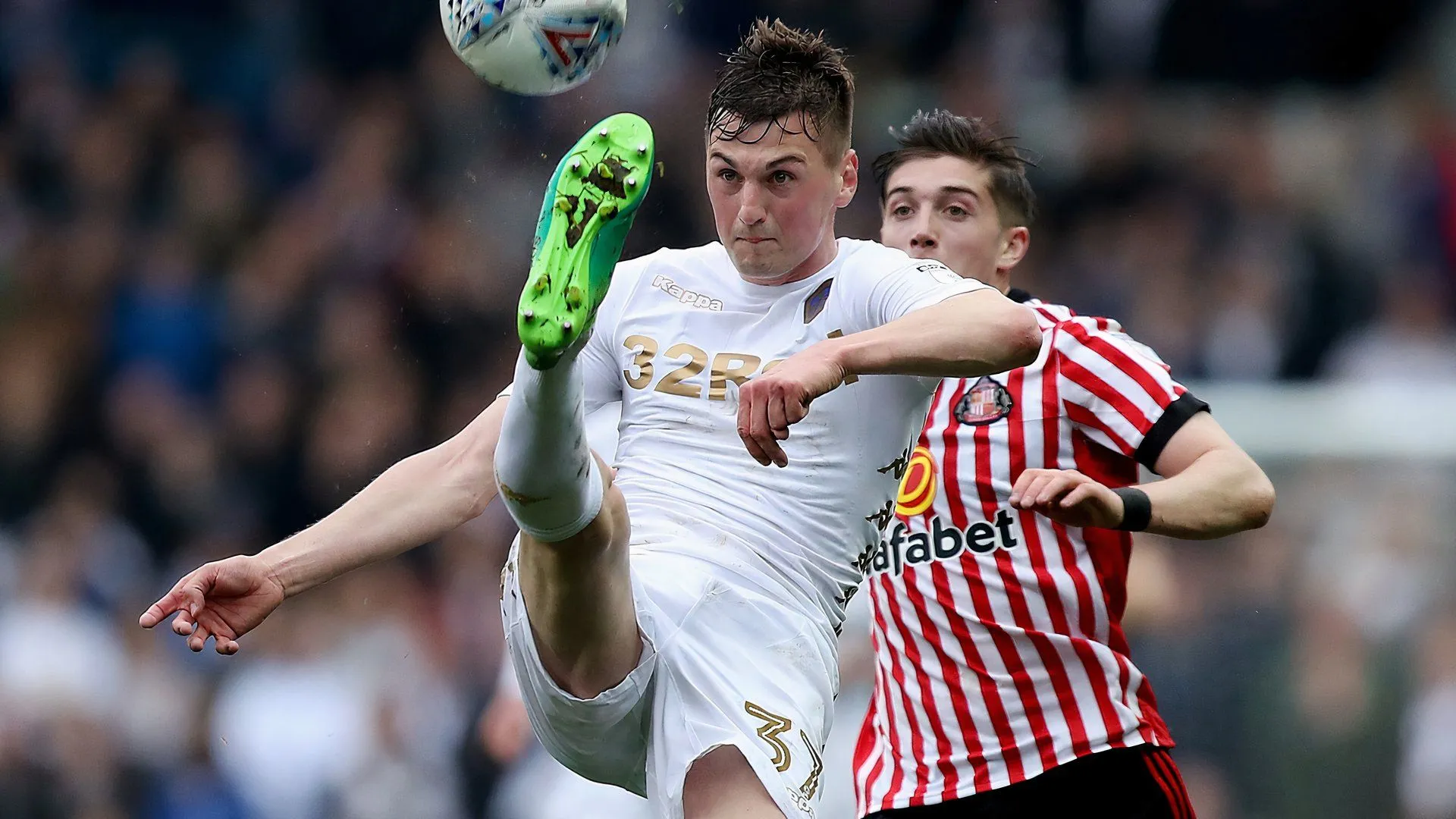 Hậu vệ Paudie O'Connor trong màu áo Leeds United, mục tiêu tiềm năng của Barnsley