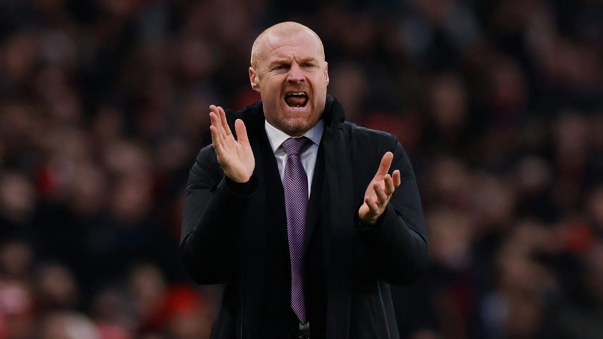 HLV Sean Dyche chỉ đạo trên sân, người được kỳ vọng vực dậy Leicester City sau khi xuống hạng