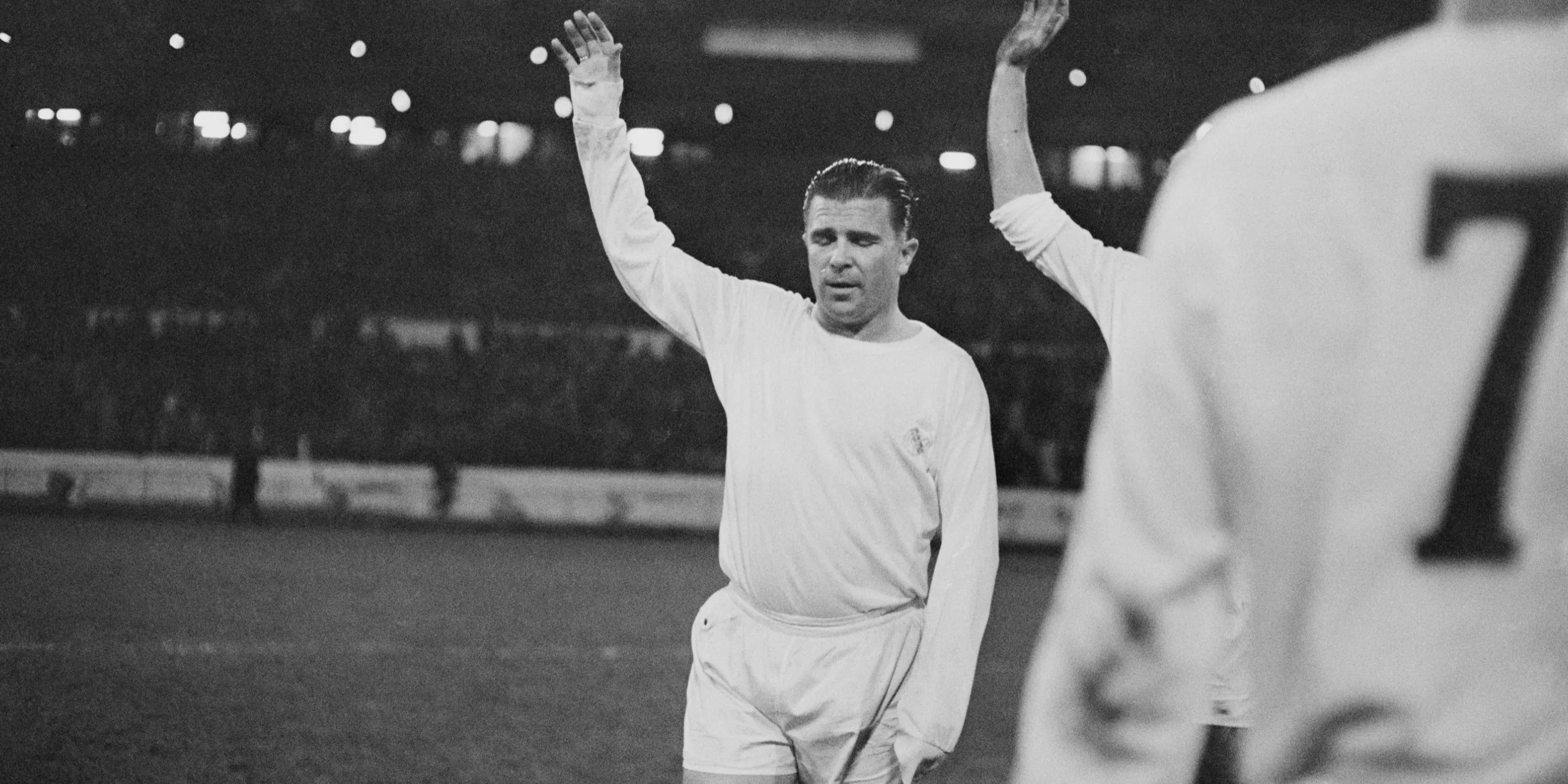 Huyền thoại Hungary Ferenc Puskas vẫy chào người hâm mộ Real Madrid