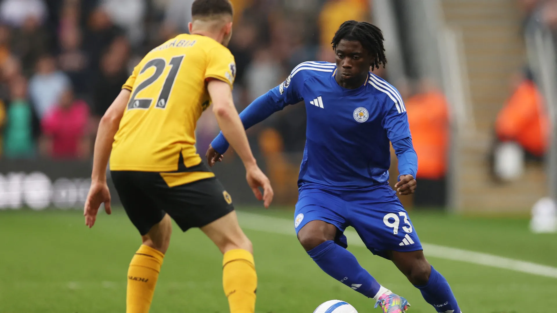 Jeremy Monga trong một pha bóng trong trận ra mắt Premier League cho Leicester City