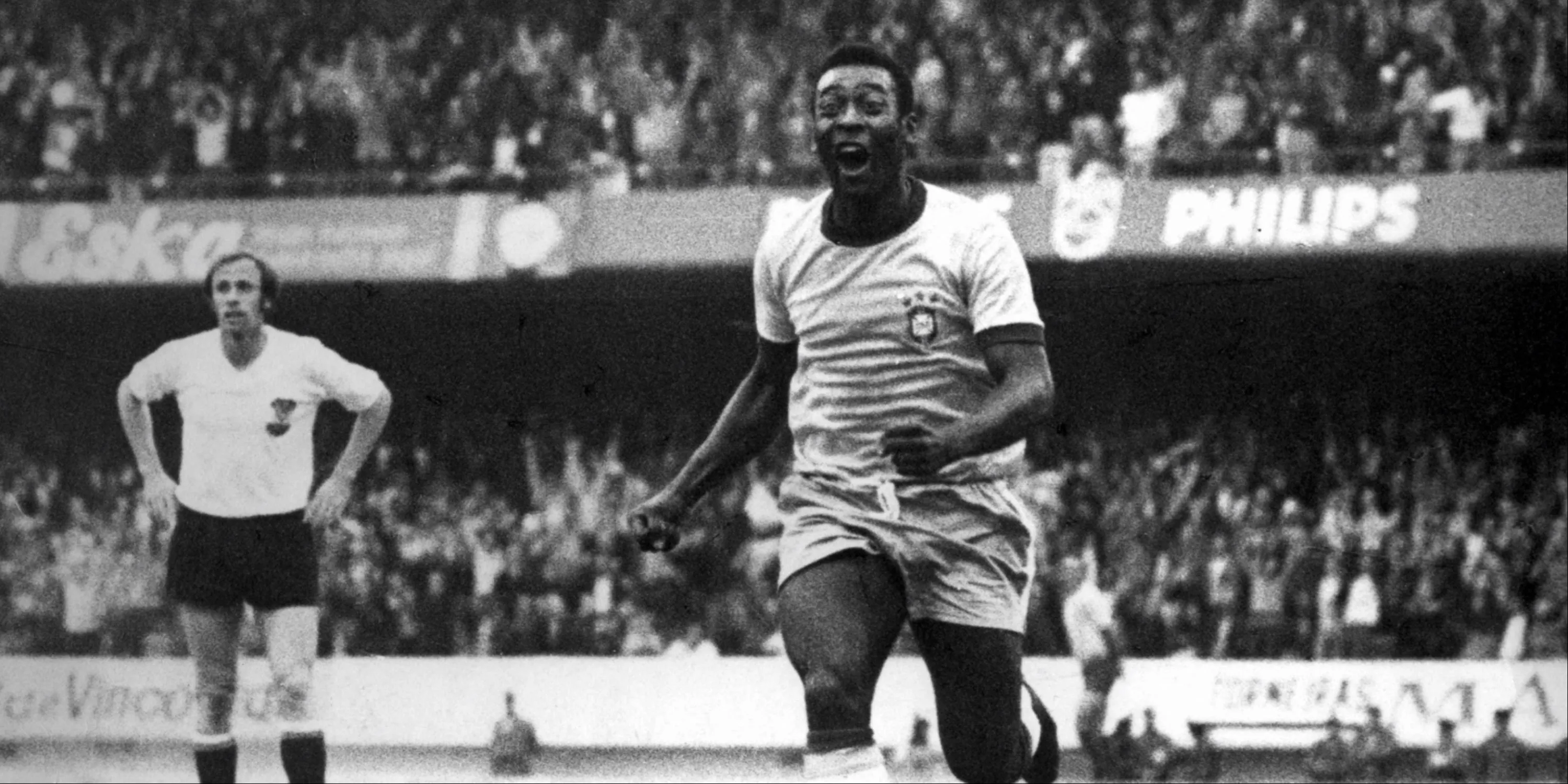 Pele ăn mừng bàn thắng trong màu áo đội tuyển Brazil