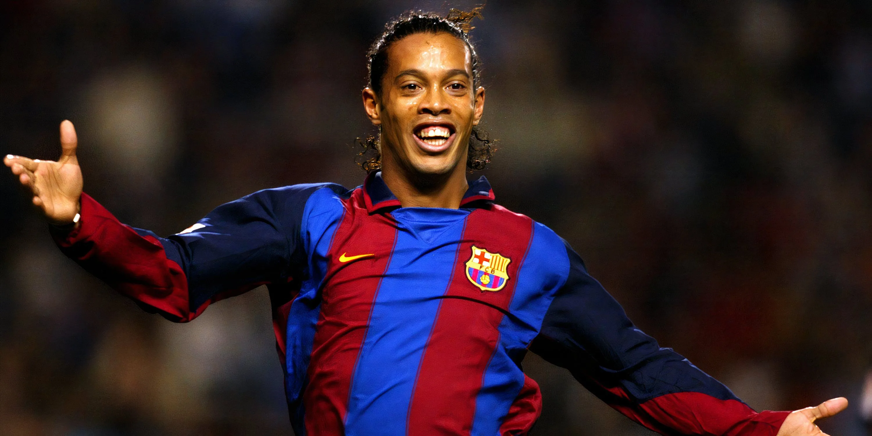 Ronaldinho ăn mừng bàn thắng trong màu áo Barcelona