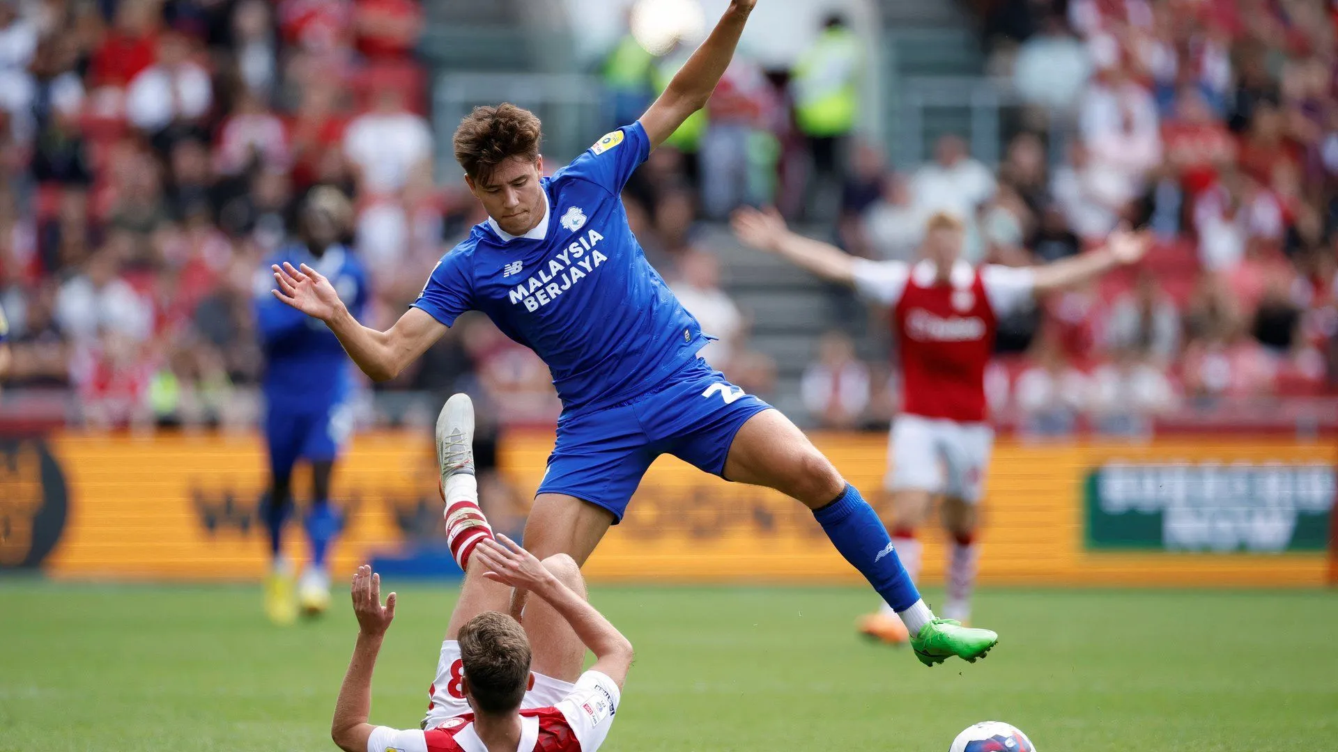 Rubin Colwill thể hiện kỹ năng trong một trận đấu của Cardiff City