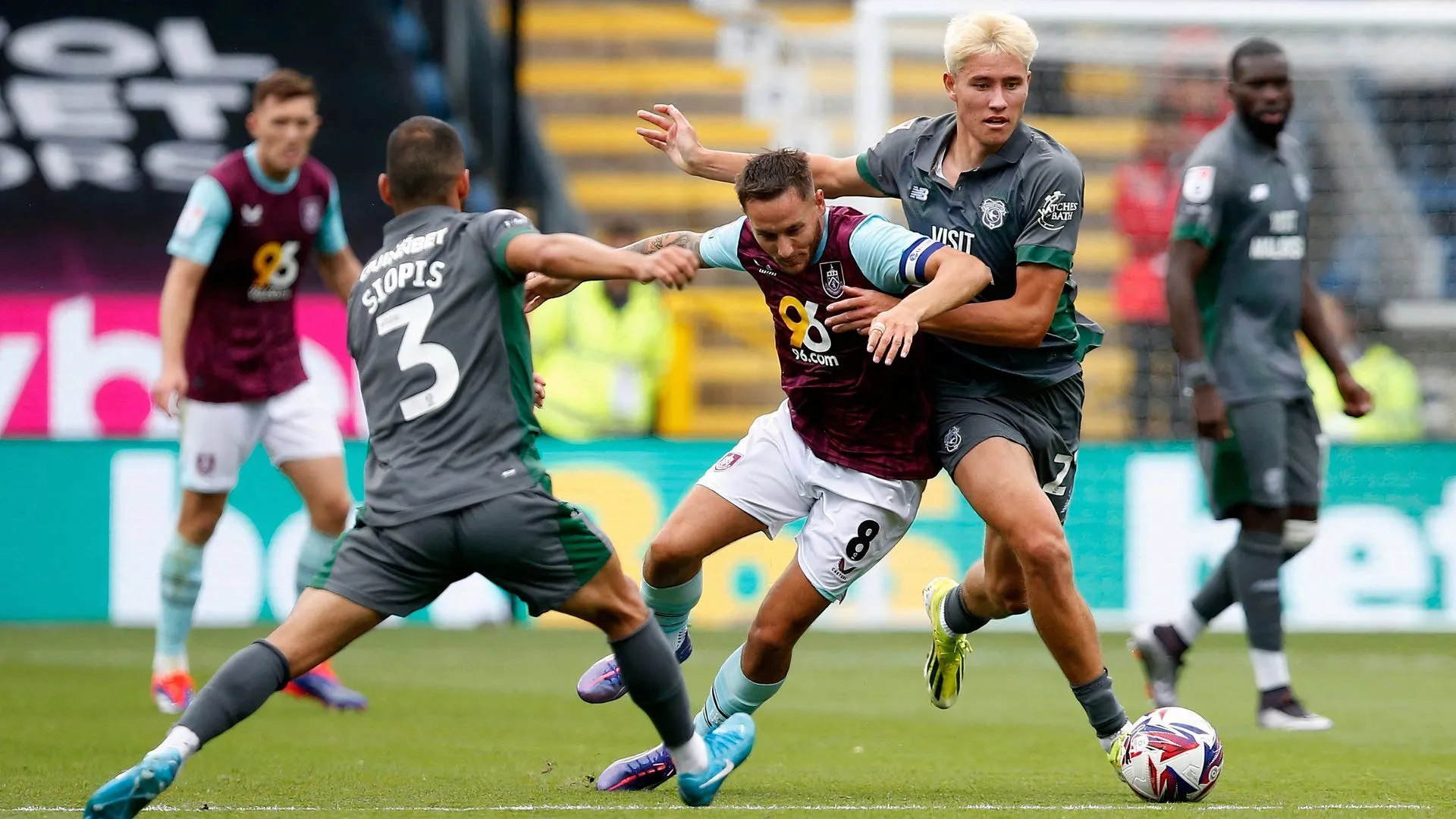 Rubin Colwill trong màu áo Cardiff City đối đầu Josh Brownhill