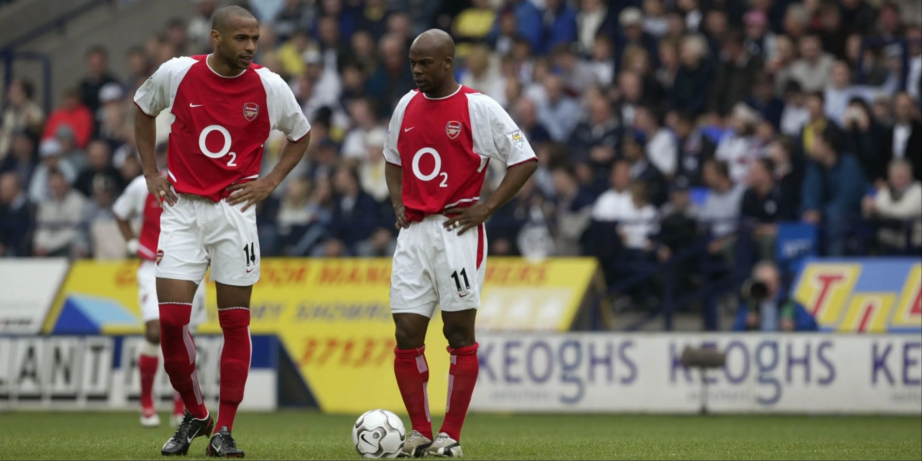 Thierry Henry và Sylvain Wiltord ăn mừng bàn thắng cho Arsenal mùa giải 2002/03