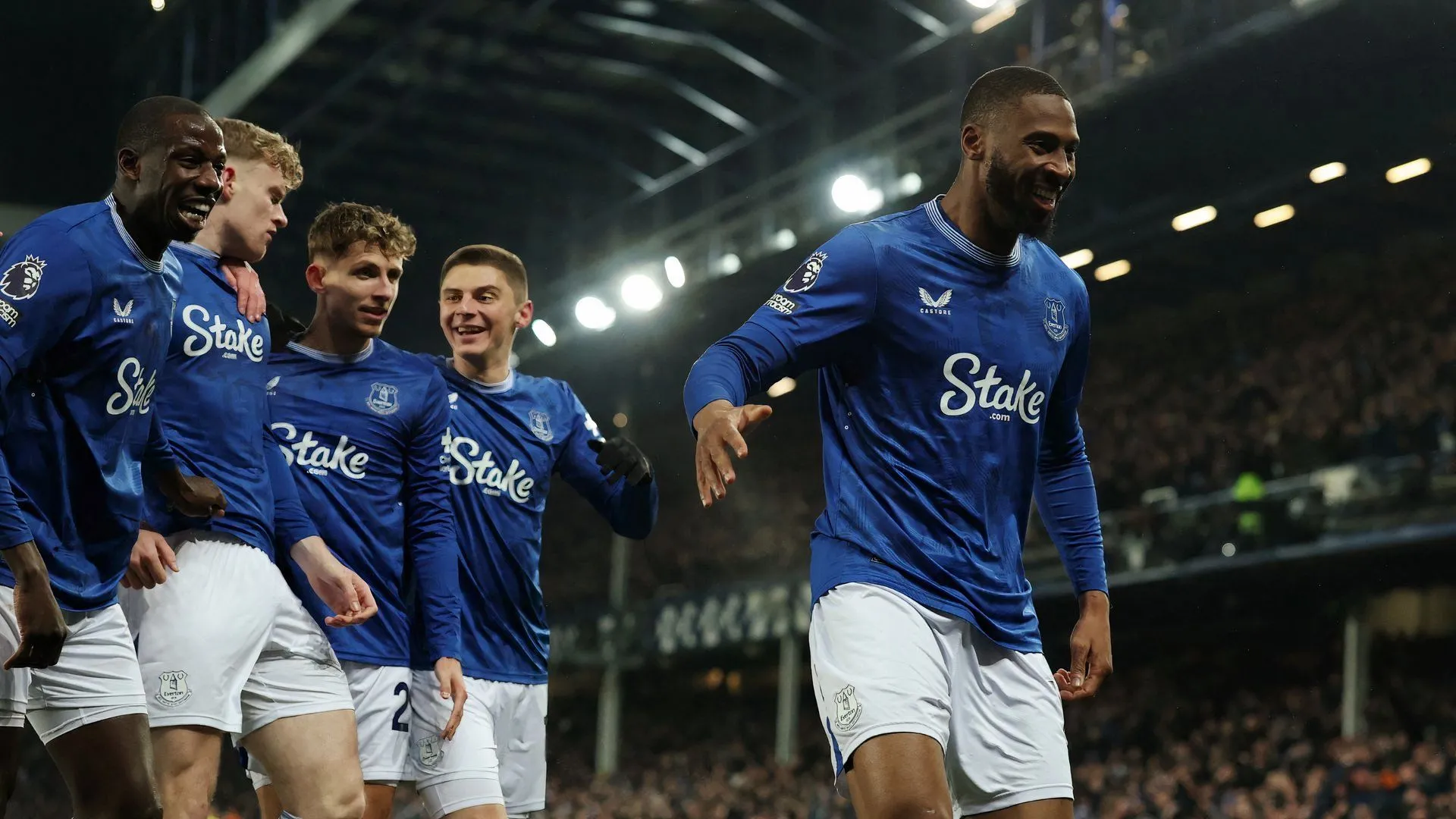 Tiền đạo Beto ăn mừng bàn thắng cho Everton trong một trận đấu tại Premier League
