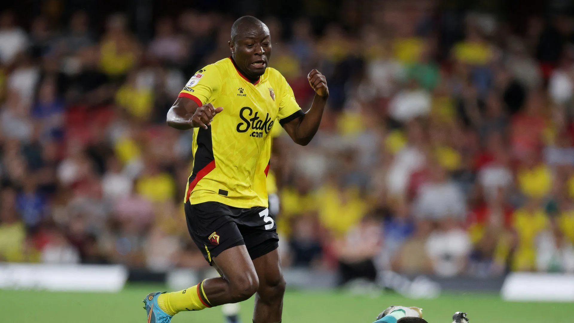 Tiền đạo Edo Kayembe của Watford trong một tình huống tấn công