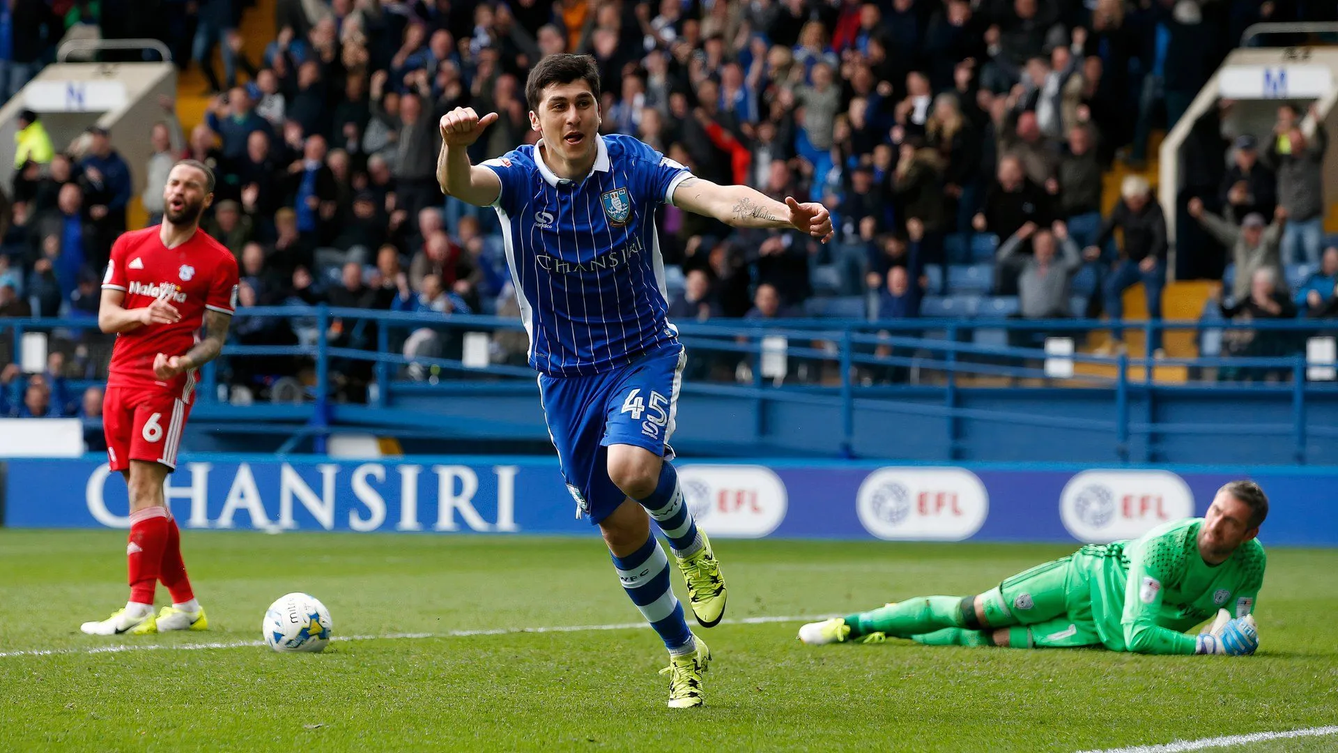 Tiền đạo Fernando Forestieri rê bóng kỹ thuật qua đối thủ trong một trận đấu của Sheffield Wednesday tại Championship.