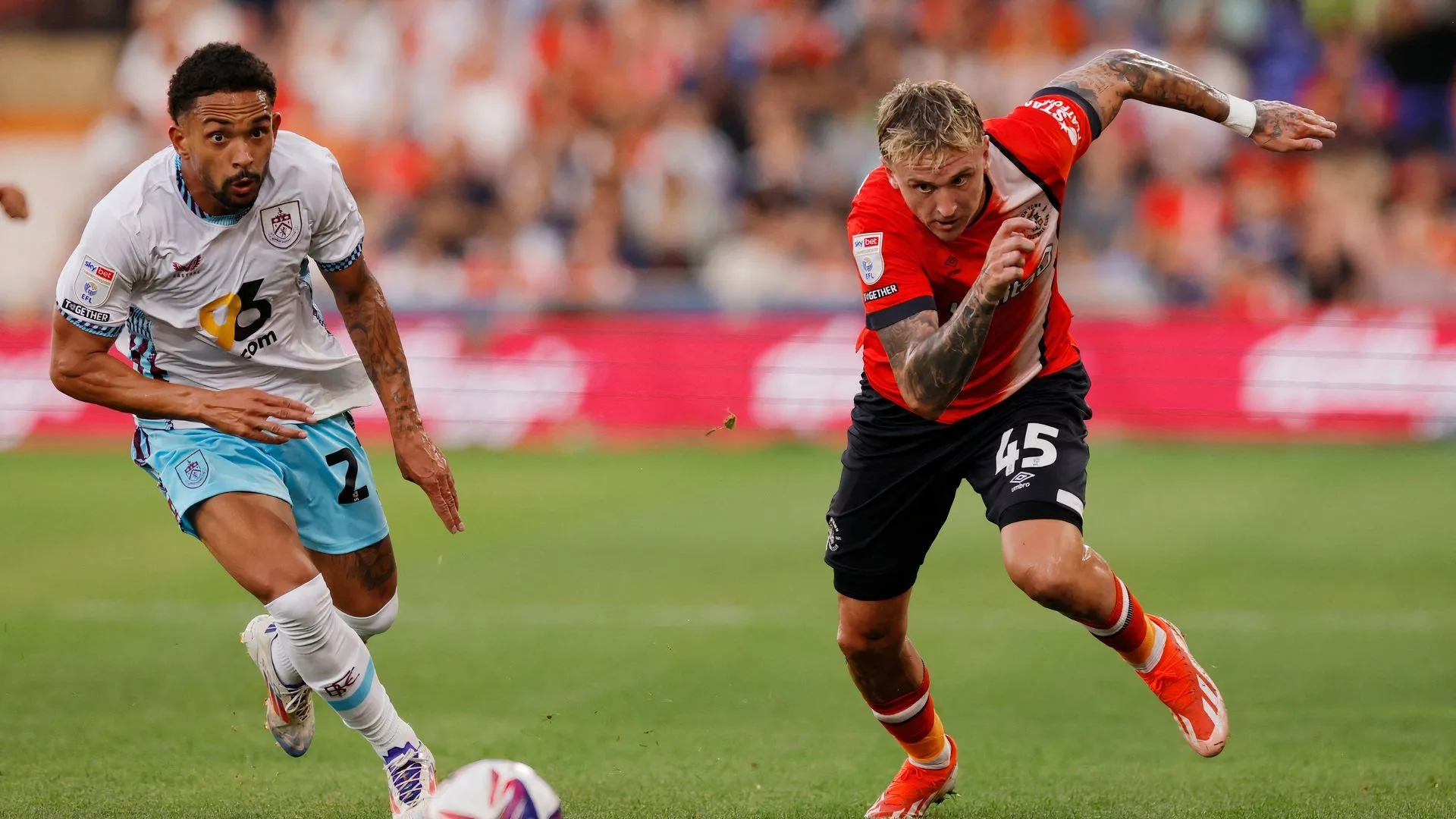 Alfie Doughty thi đấu cho Luton Town trong trận đấu với Burnley tại Premier League