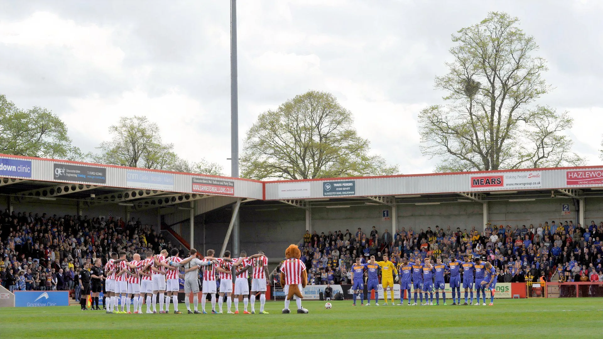 Bên ngoài sân nhà của Cheltenham Town, đội bóng 'có tổ chức' theo nhận định của AI