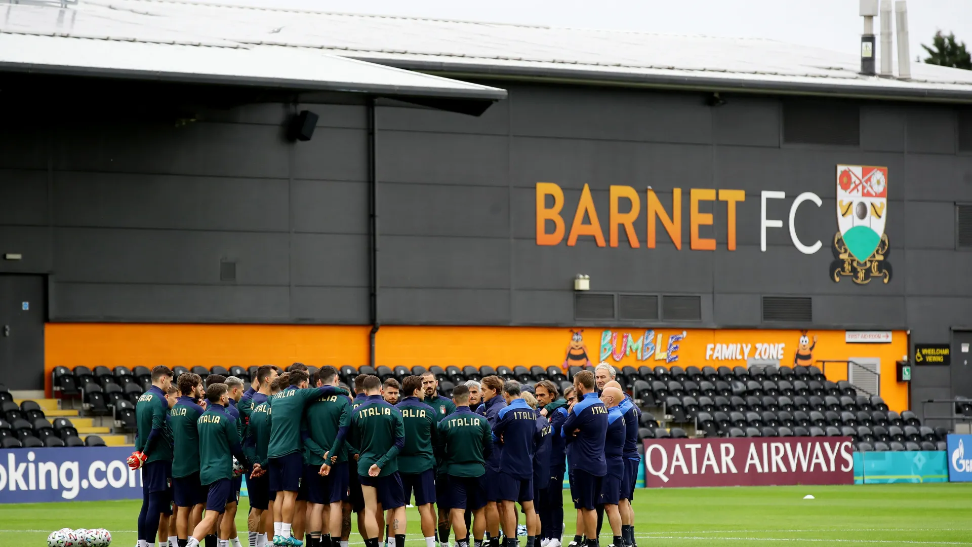 Biểu tượng câu lạc bộ Barnet, đội bóng đầy tham vọng sau khi lên hạng League Two
