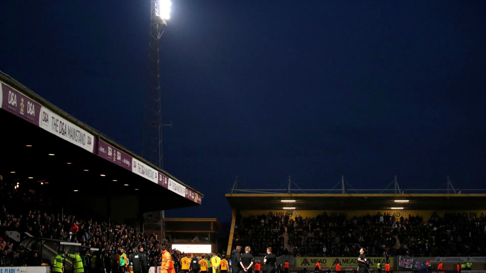 Cầu thủ Cambridge United thi đấu, đội bóng được AI mô tả là 'chiến thuật' trước mùa giải League Two mới
