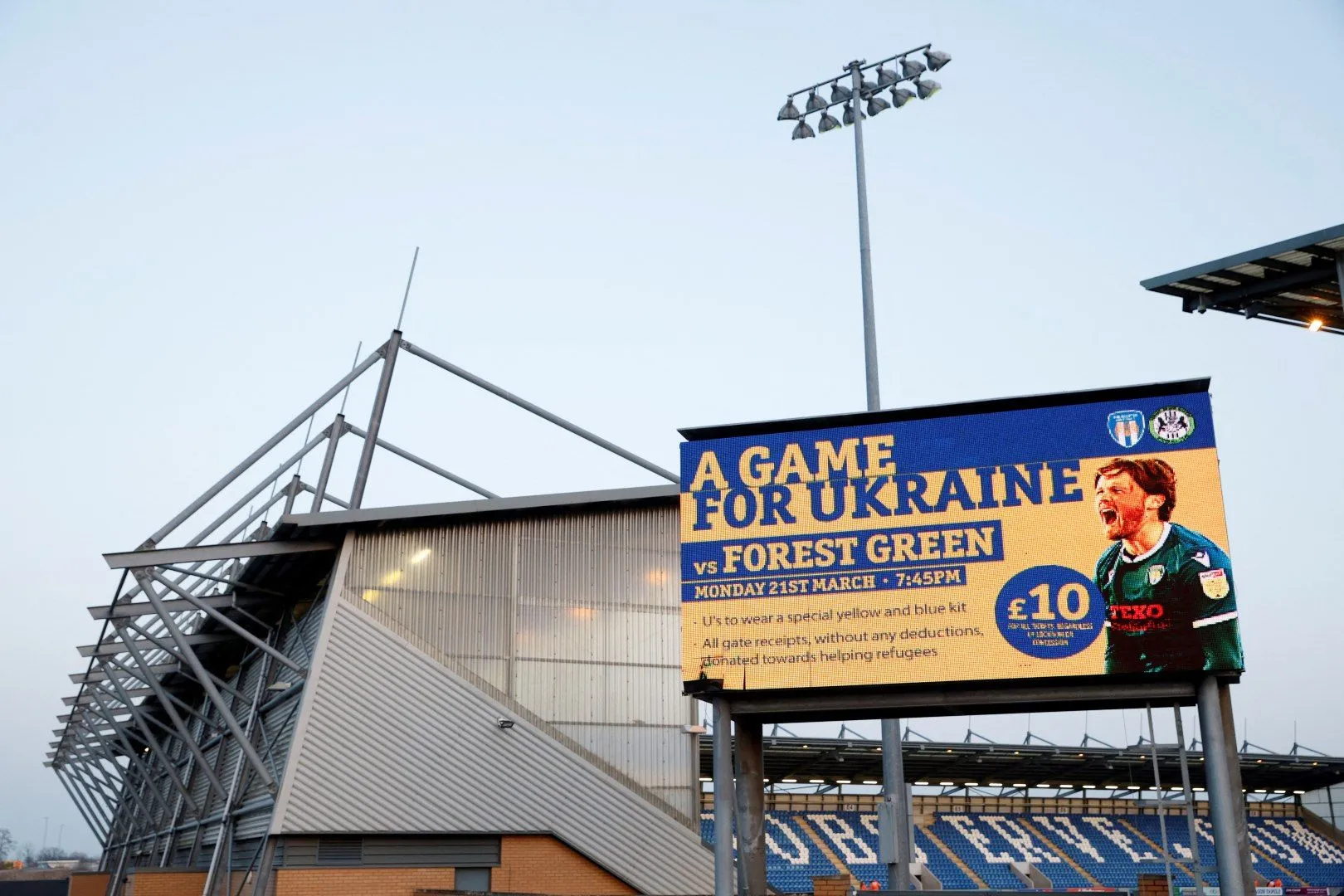 Cổ động viên Colchester United trên khán đài, đội bóng được mô tả là 'thất thường' ở League Two