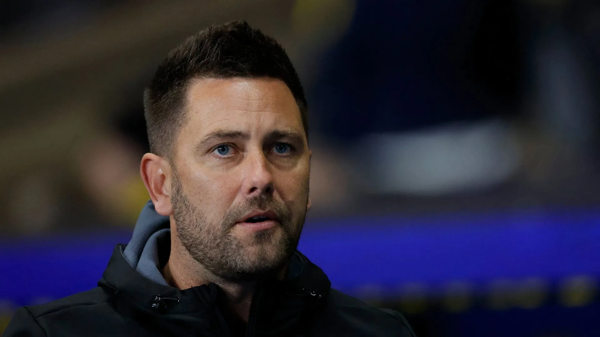 HLV Des Buckingham chỉ đạo trận đấu của Oxford United gặp Derby County