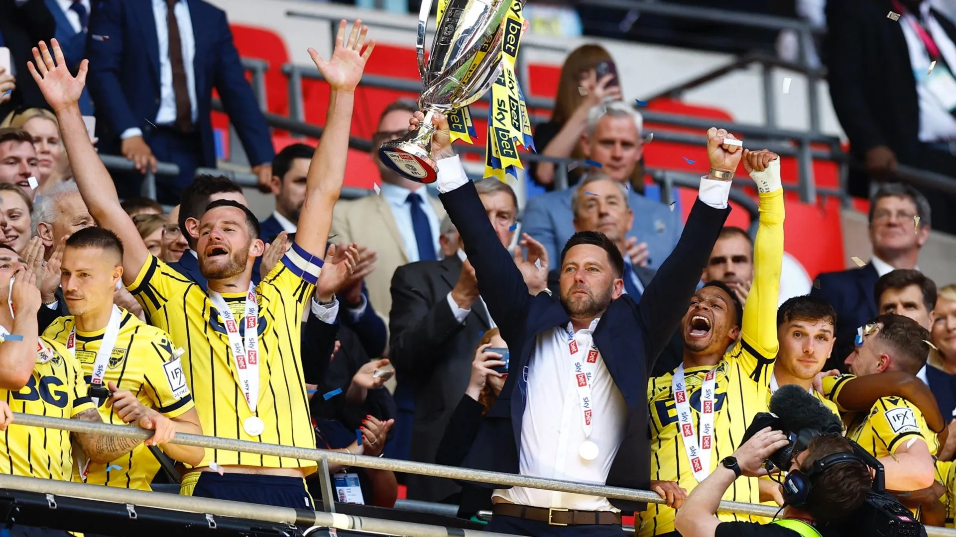 HLV Des Buckingham trên sân khi dẫn dắt Oxford United