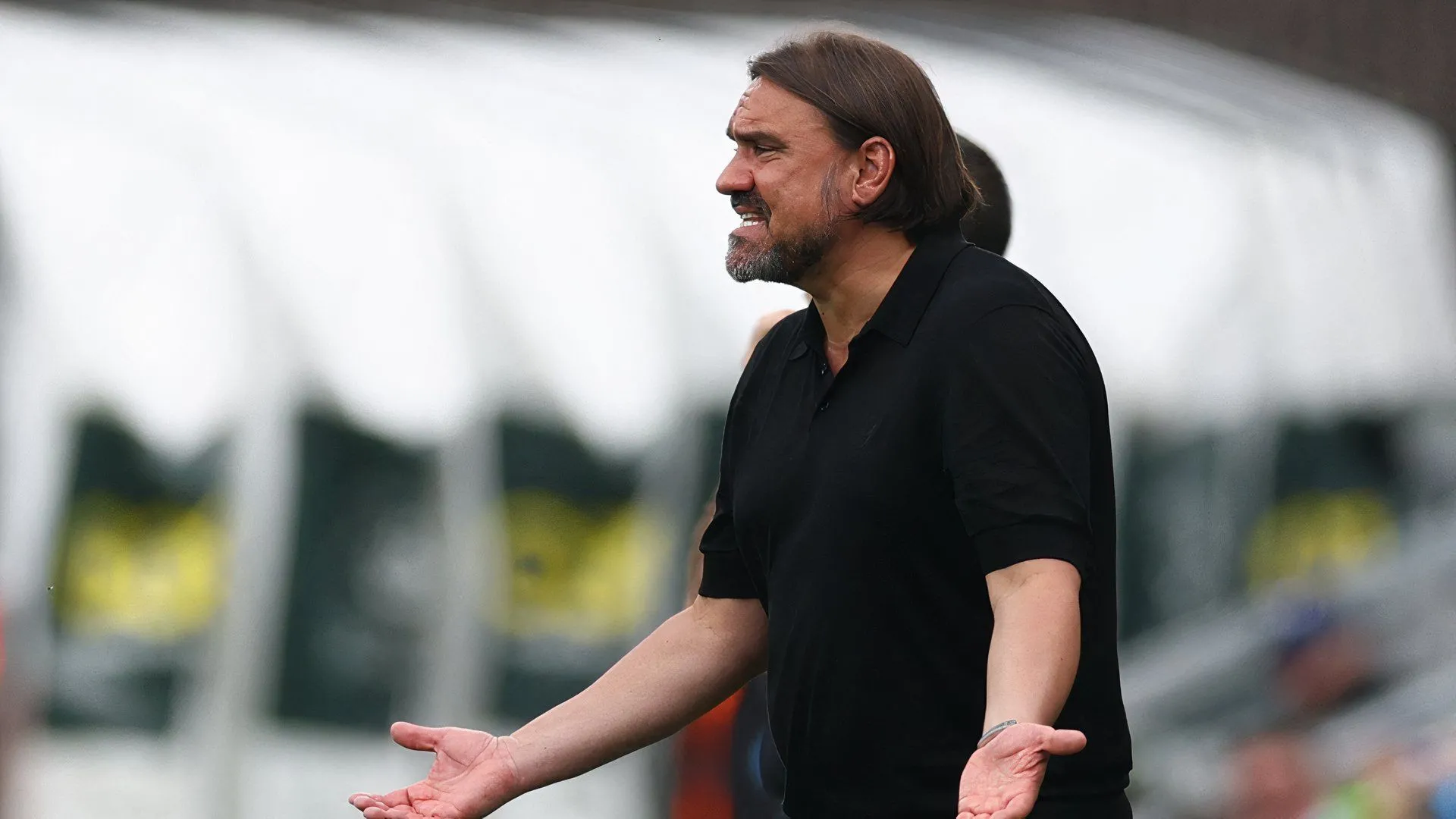 Huấn luyện viên Daniel Farke chỉ đạo tại trận đấu của Leeds United ở Championship