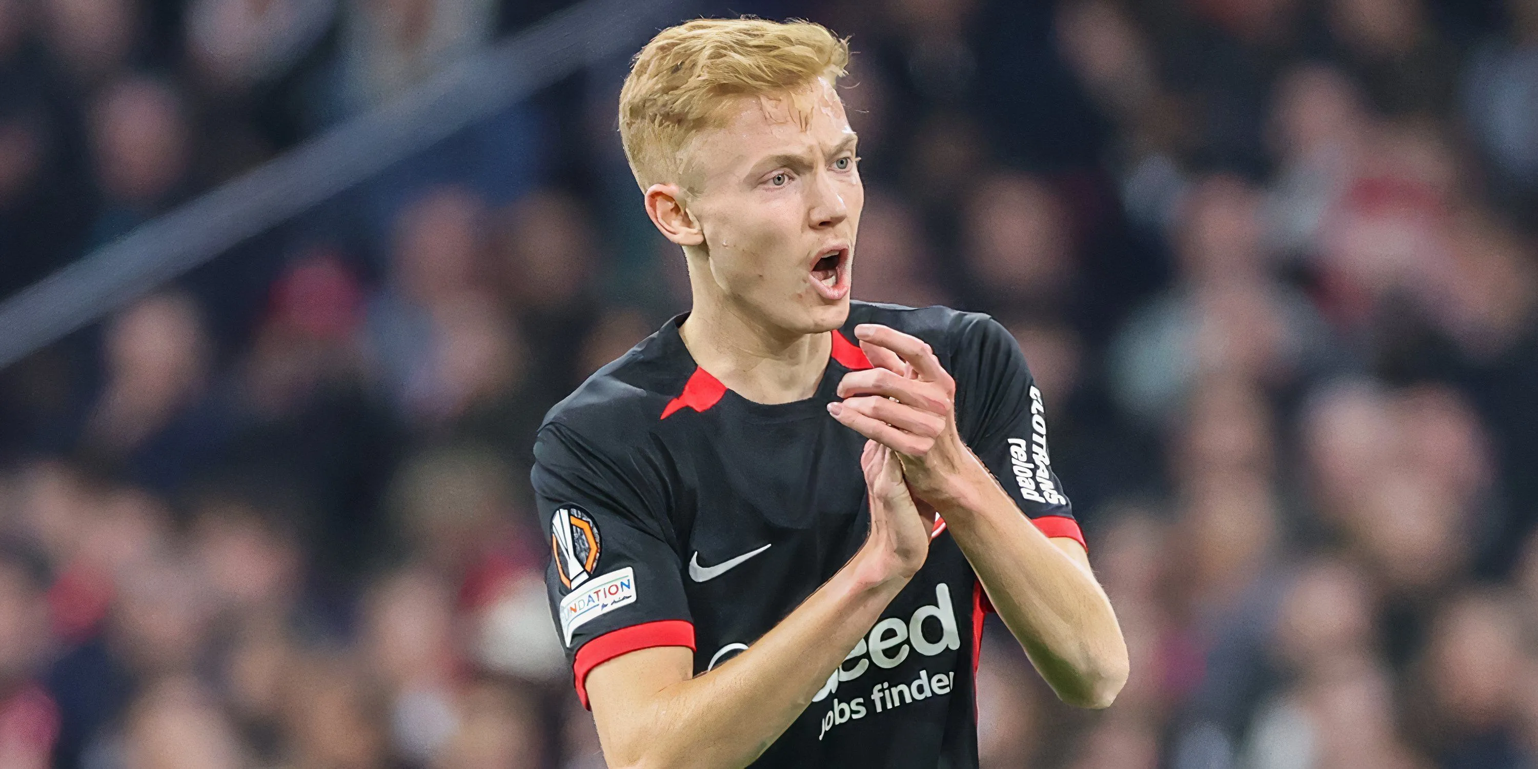 Hugo Larsson tranh bóng trong màu áo Eintracht Frankfurt