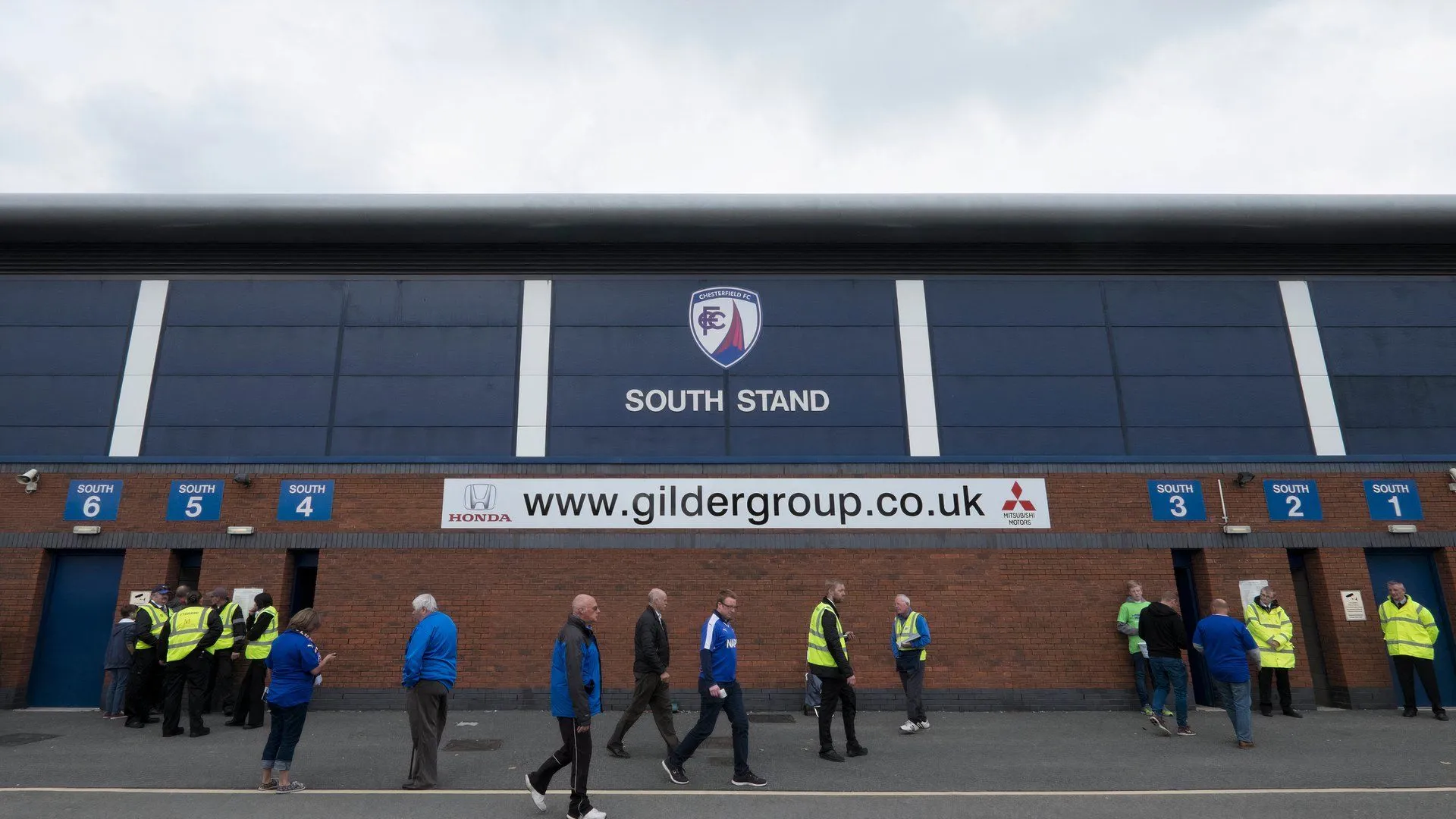 Huy hiệu CLB Chesterfield, đội bóng 'phục hồi' và hướng tới thăng hạng League Two