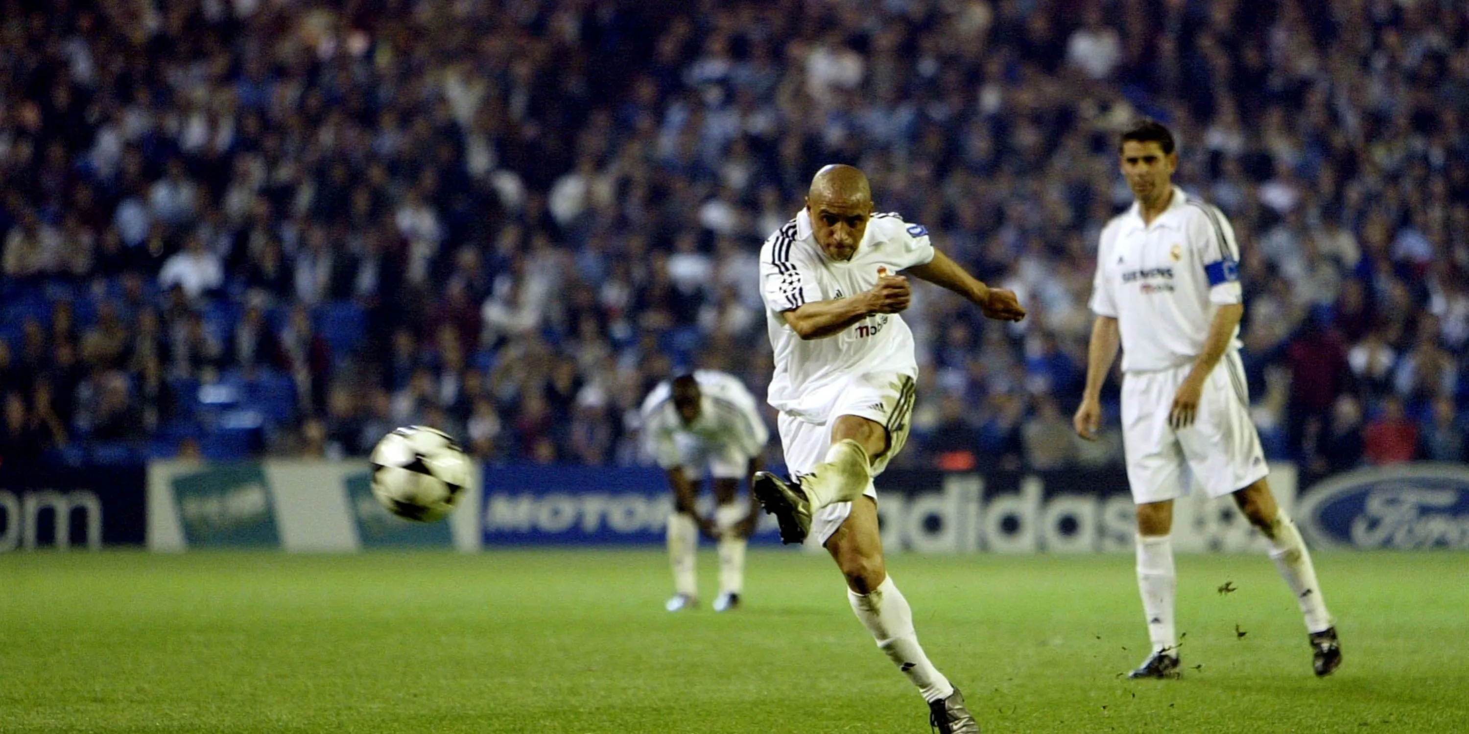 Roberto Carlos ăn mừng chức vô địch World Cup 2002 cùng Brazil