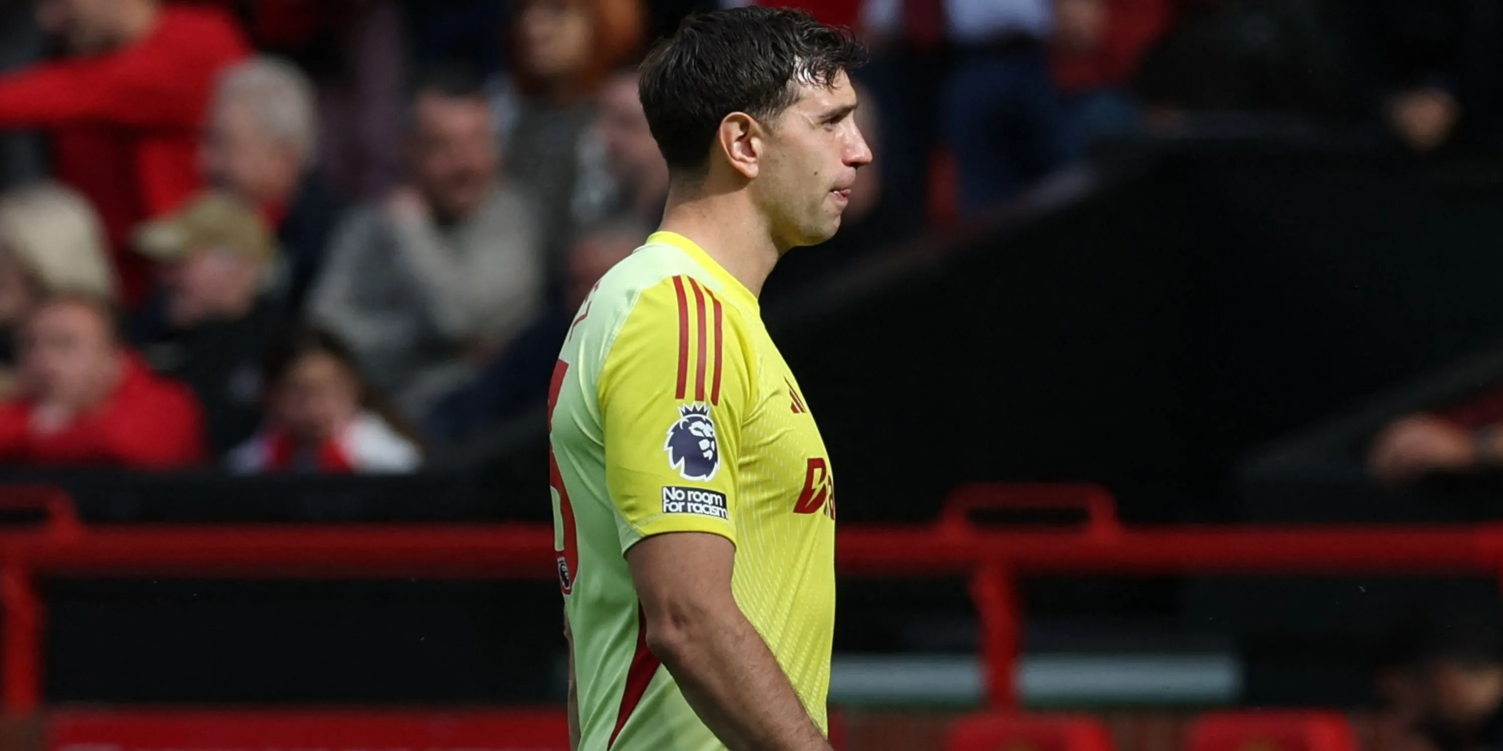 Thủ môn Emi Martinez nhận thẻ đỏ tai hại cho Aston Villa