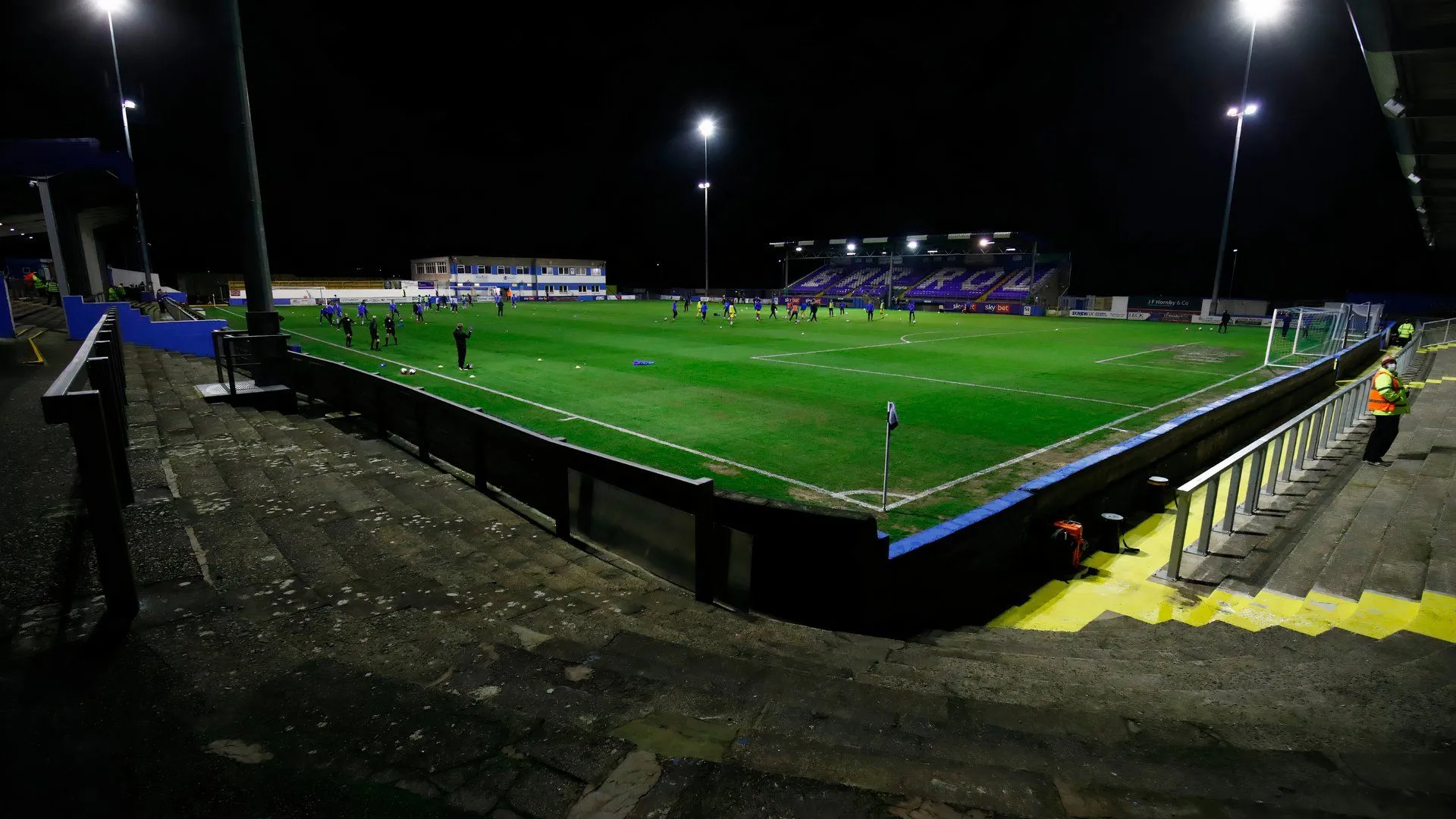 Toàn cảnh sân Holker Street của CLB Barrow, đội bóng quyết tâm trụ vững ở League Two