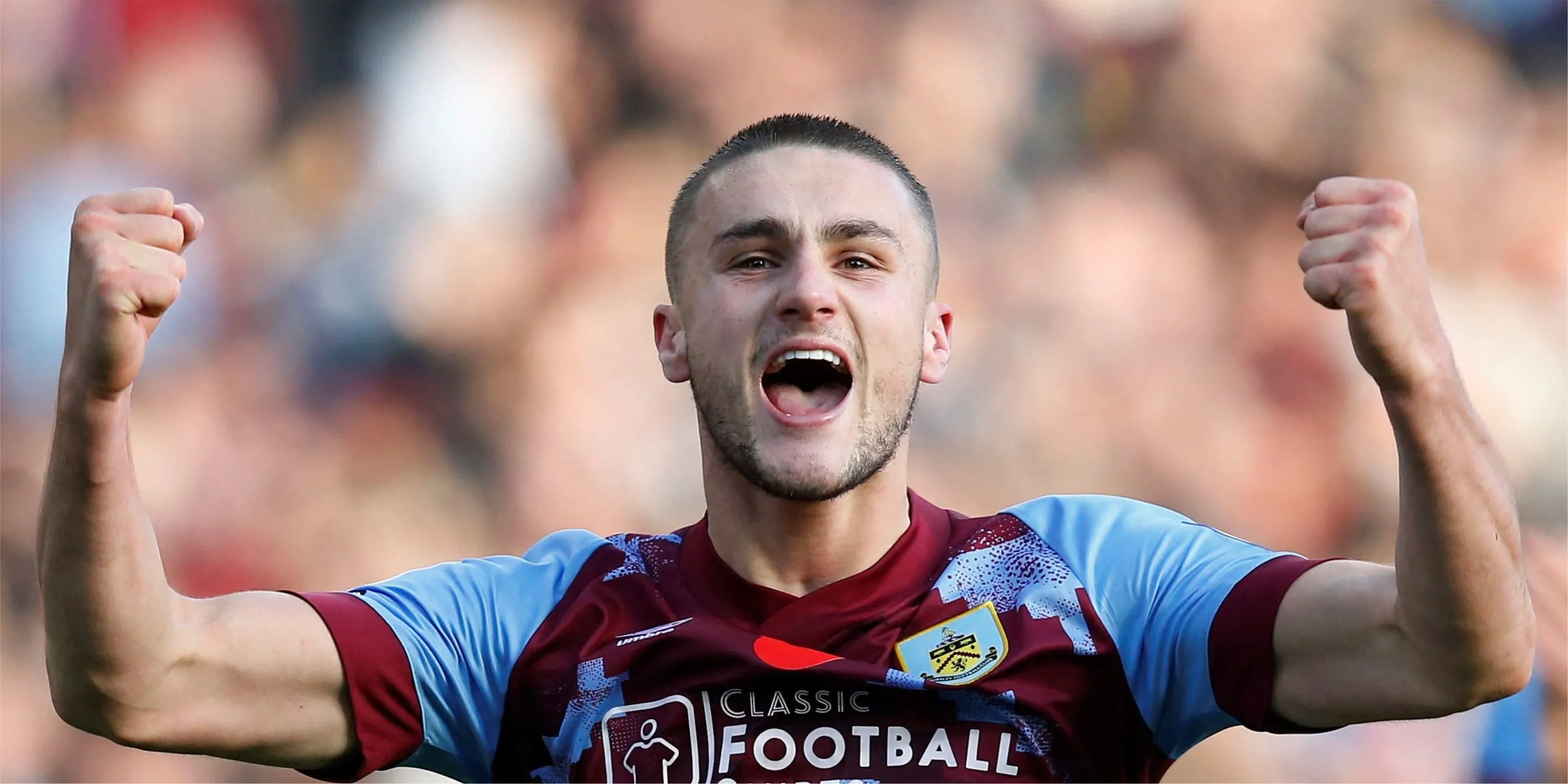 Trung vệ Taylor Harwood-Bellis trong một buổi tập của Burnley trước đây