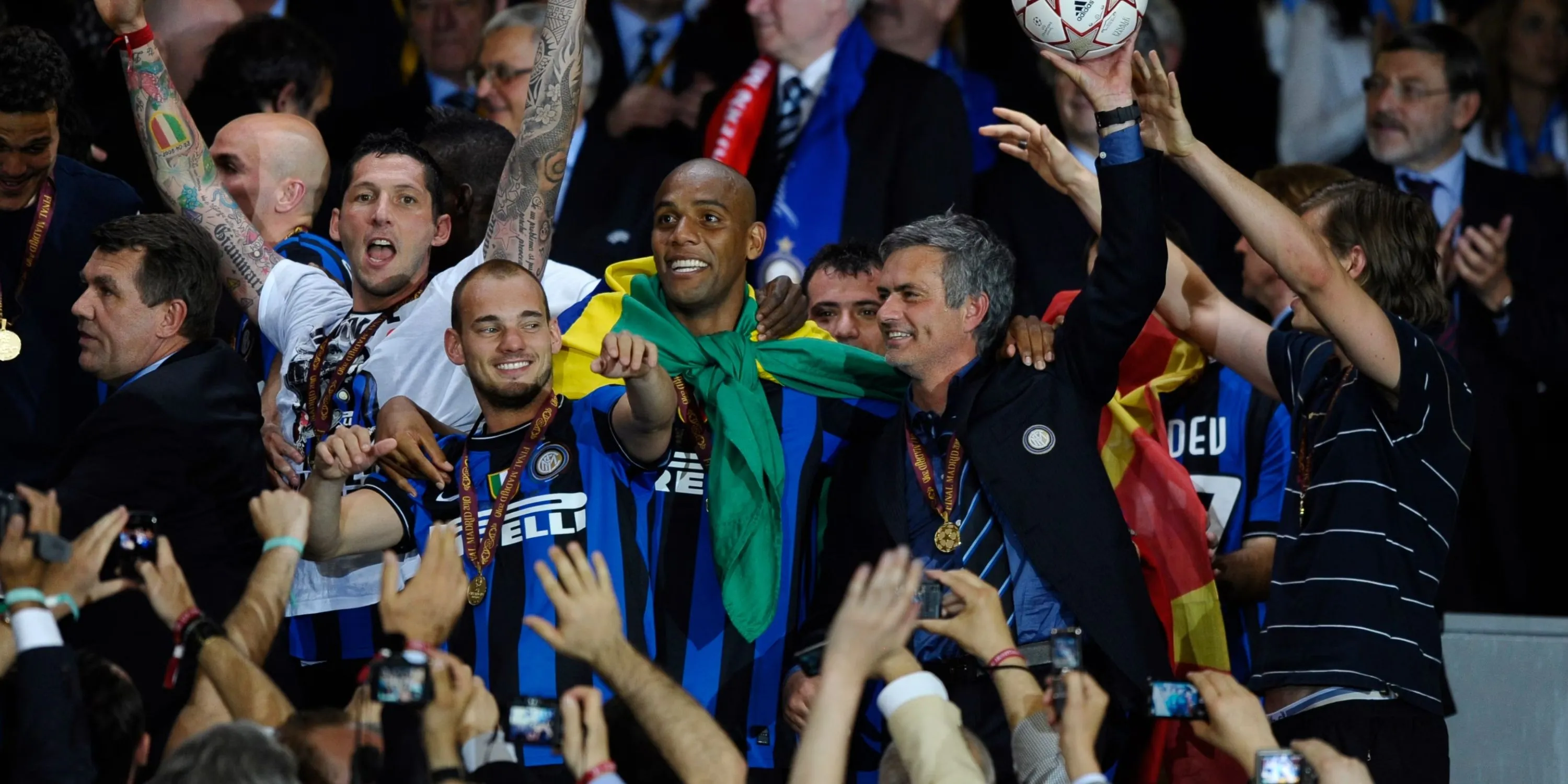 Wesley Sneijder ăn mừng cùng Jose Mourinho sau chức vô địch Champions League 2010