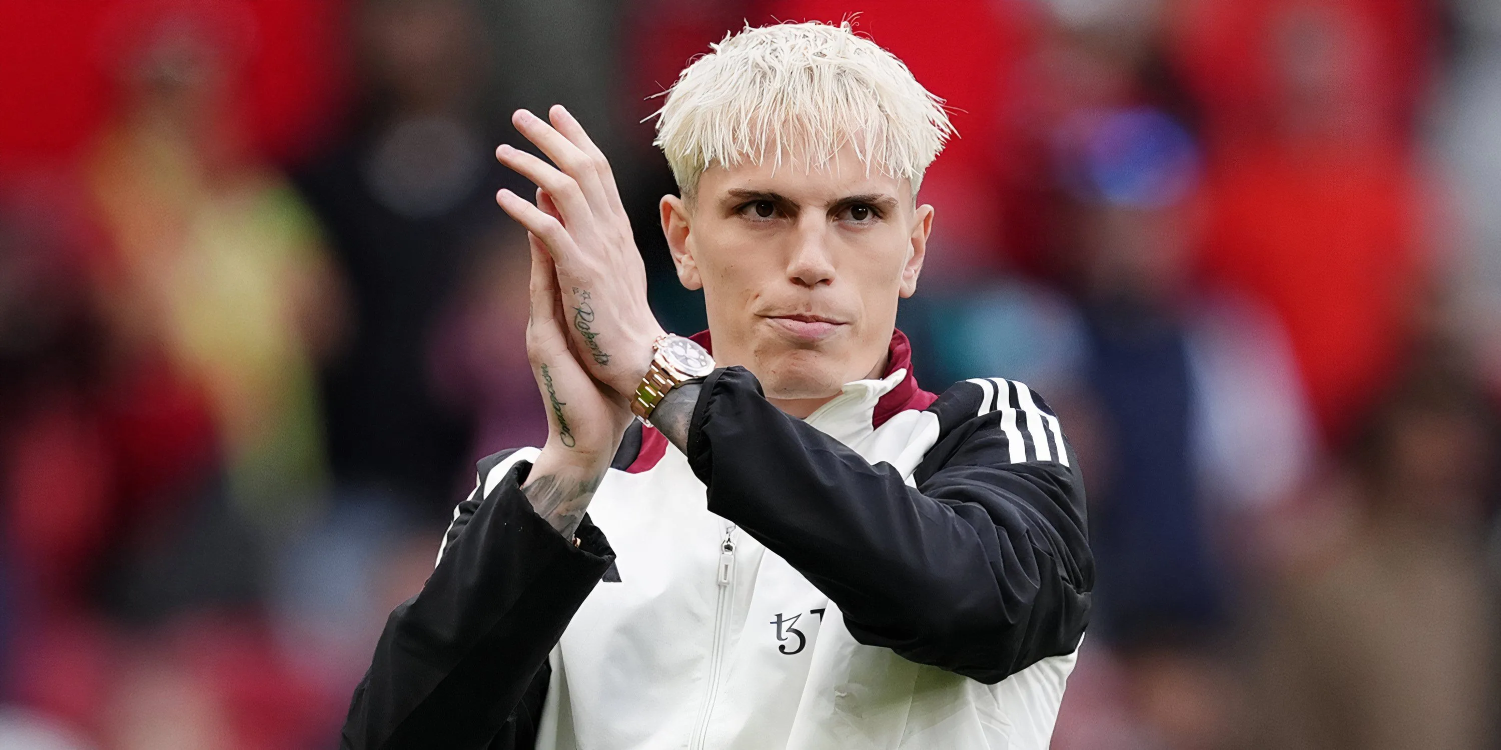 Alejandro Garnacho vỗ tay cảm ơn người hâm mộ Manchester United, tương lai của anh tại Old Trafford đang bị đặt dấu hỏi