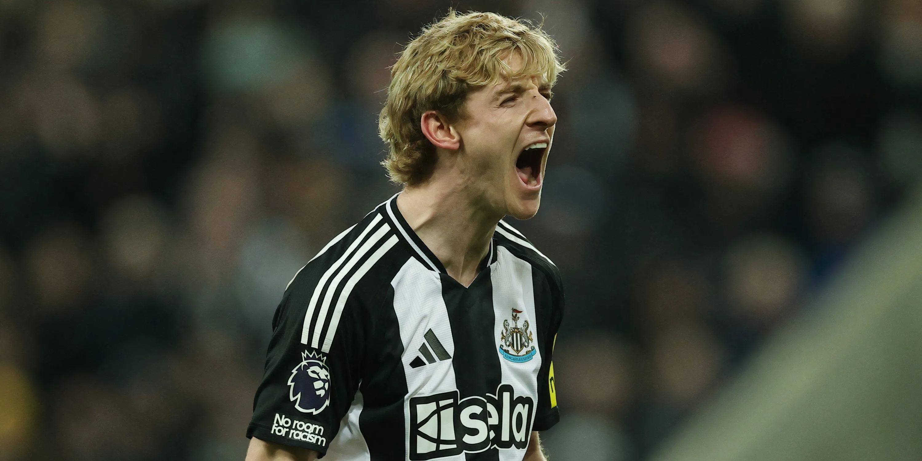 Anthony Gordon ăn mừng bàn thắng cho Newcastle