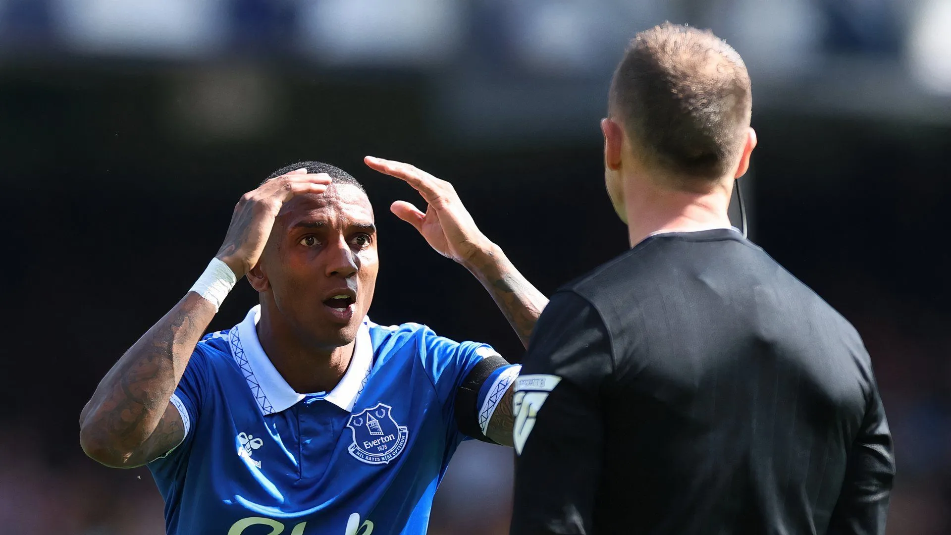 Ashley Young thi đấu cho Everton, thể hiện sự nghiệp lẫy lừng sau khi rời Watford