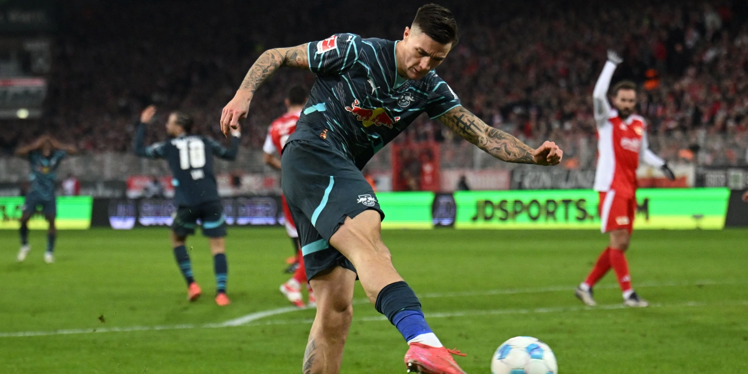 Benjamin Sesko dứt điểm trong màu áo RB Leipzig, minh họa khả năng tấn công đa dạng