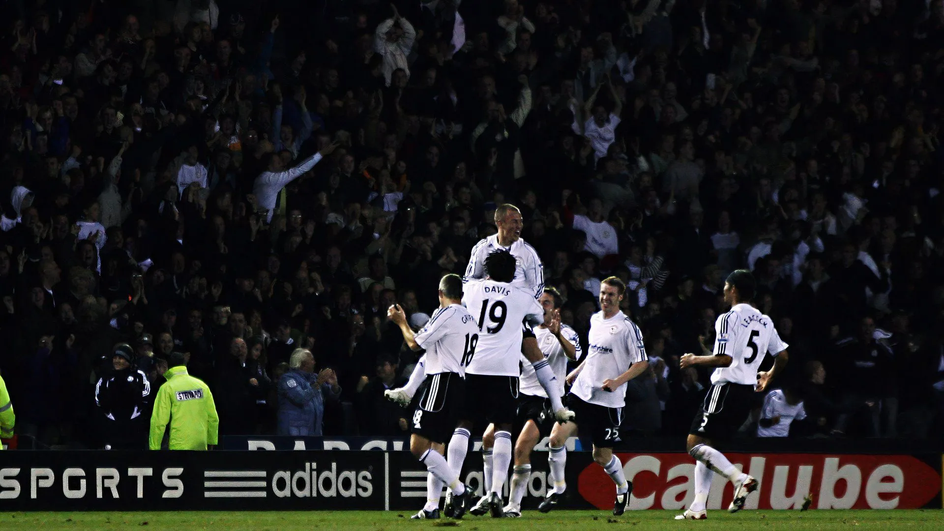 Các cầu thủ Derby County ăn mừng bàn thắng của Kenny Miller giúp đội giành chiến thắng đầu tiên tại Premier League mùa giải 2007.
