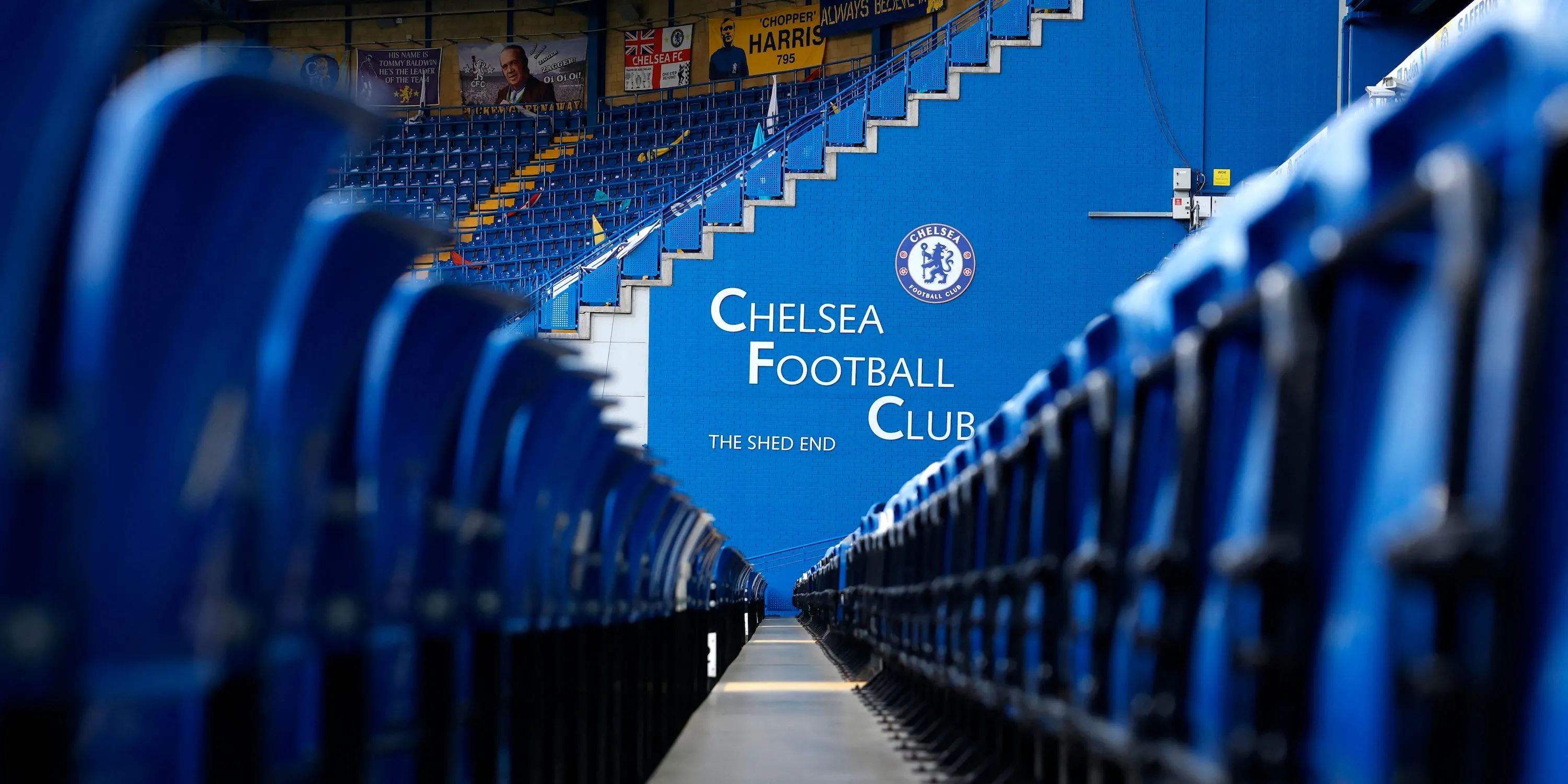 Cảnh quan toàn cảnh bên trong sân Stamford Bridge trước trận đấu