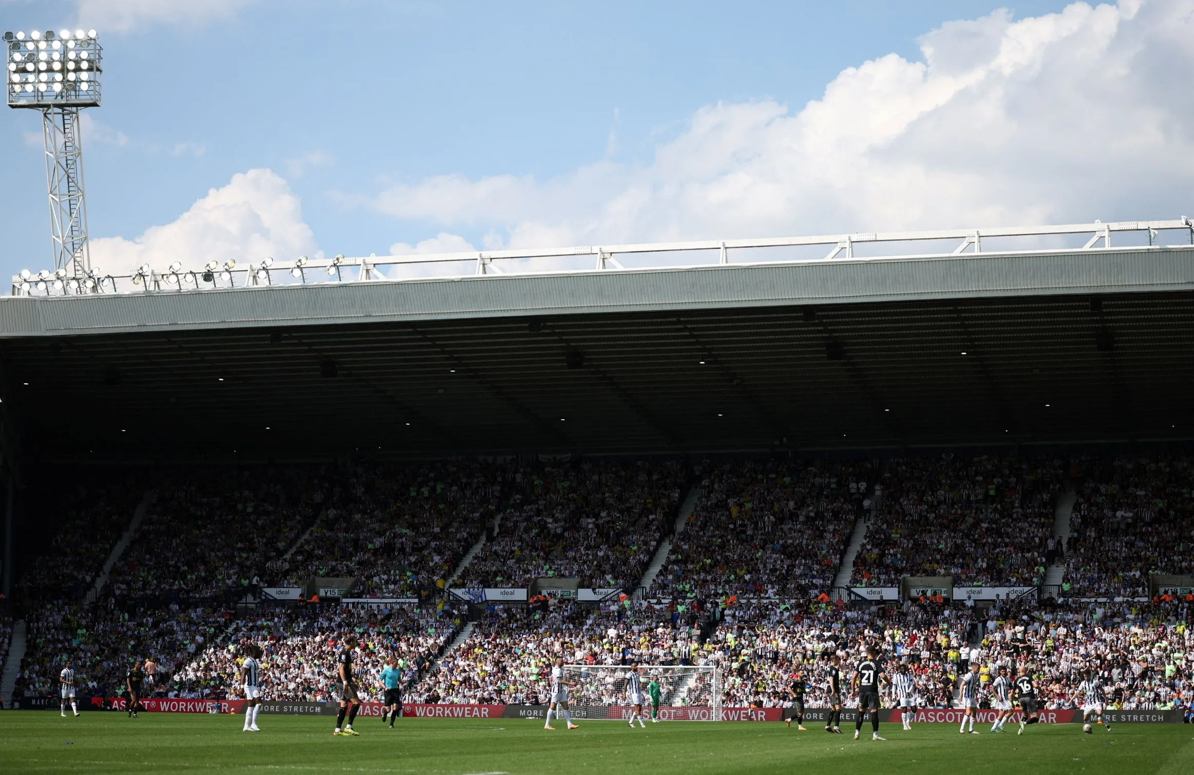 Cảnh tượng sân vận động The Hawthorns của West Bromwich Albion trong một trận đấu, với khán đài đông kín và không khí sôi động.