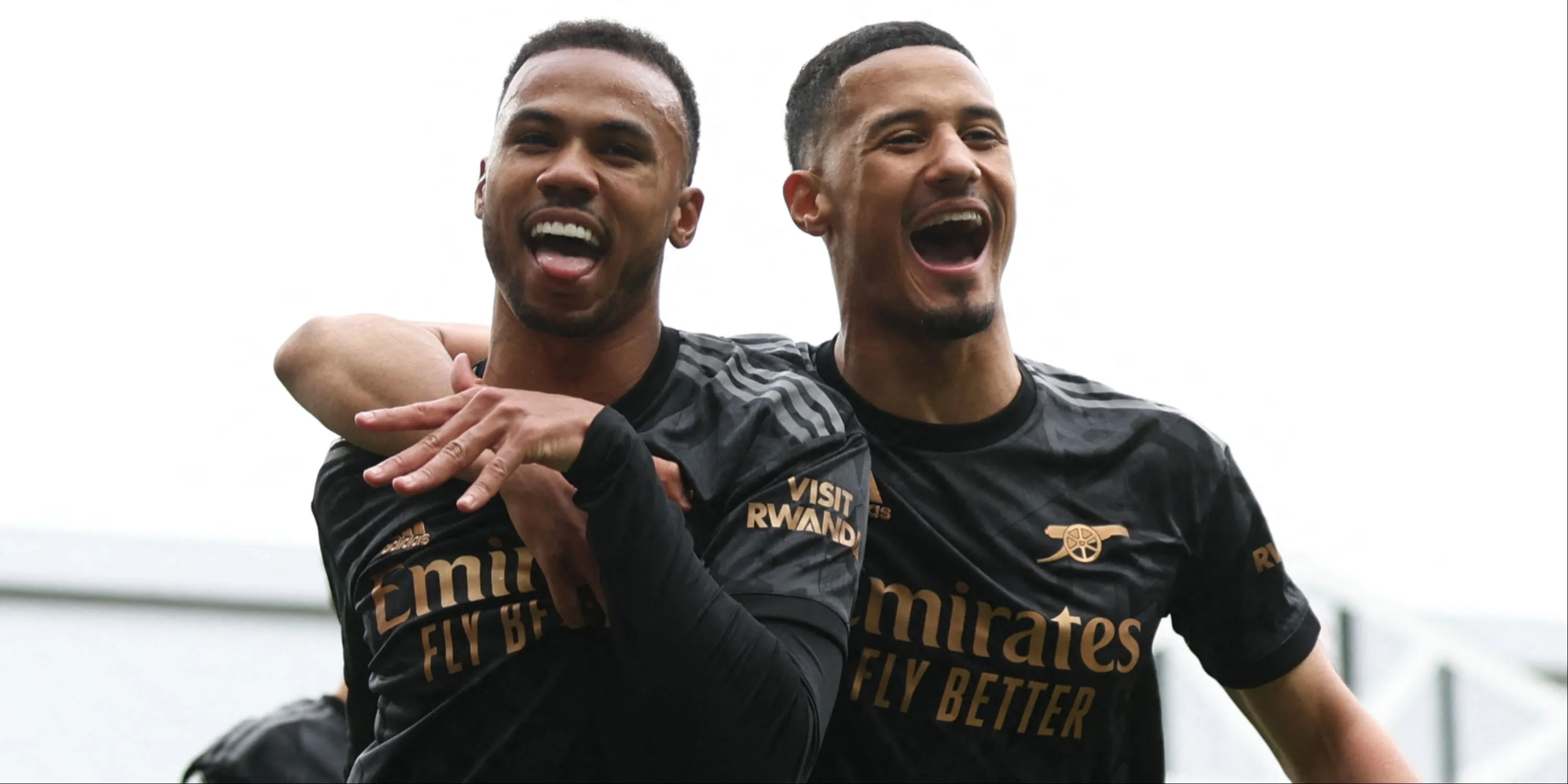 Cặp trung vệ William Saliba và Gabriel Magalhaes của Arsenal trên sân cỏ