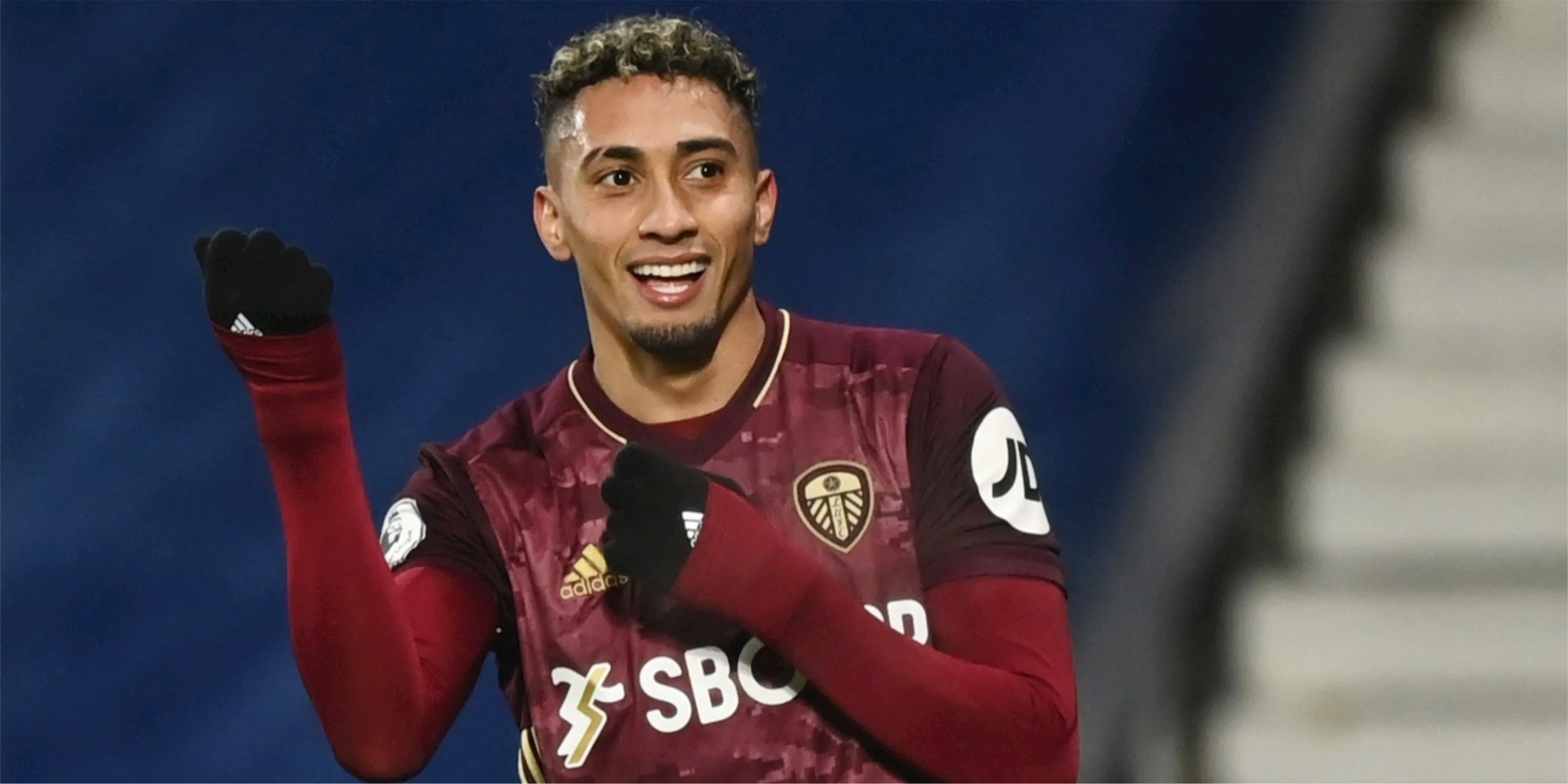 Cầu thủ chạy cánh Raphinha thời còn khoác áo Leeds United trước khi chuyển đến Barcelona.