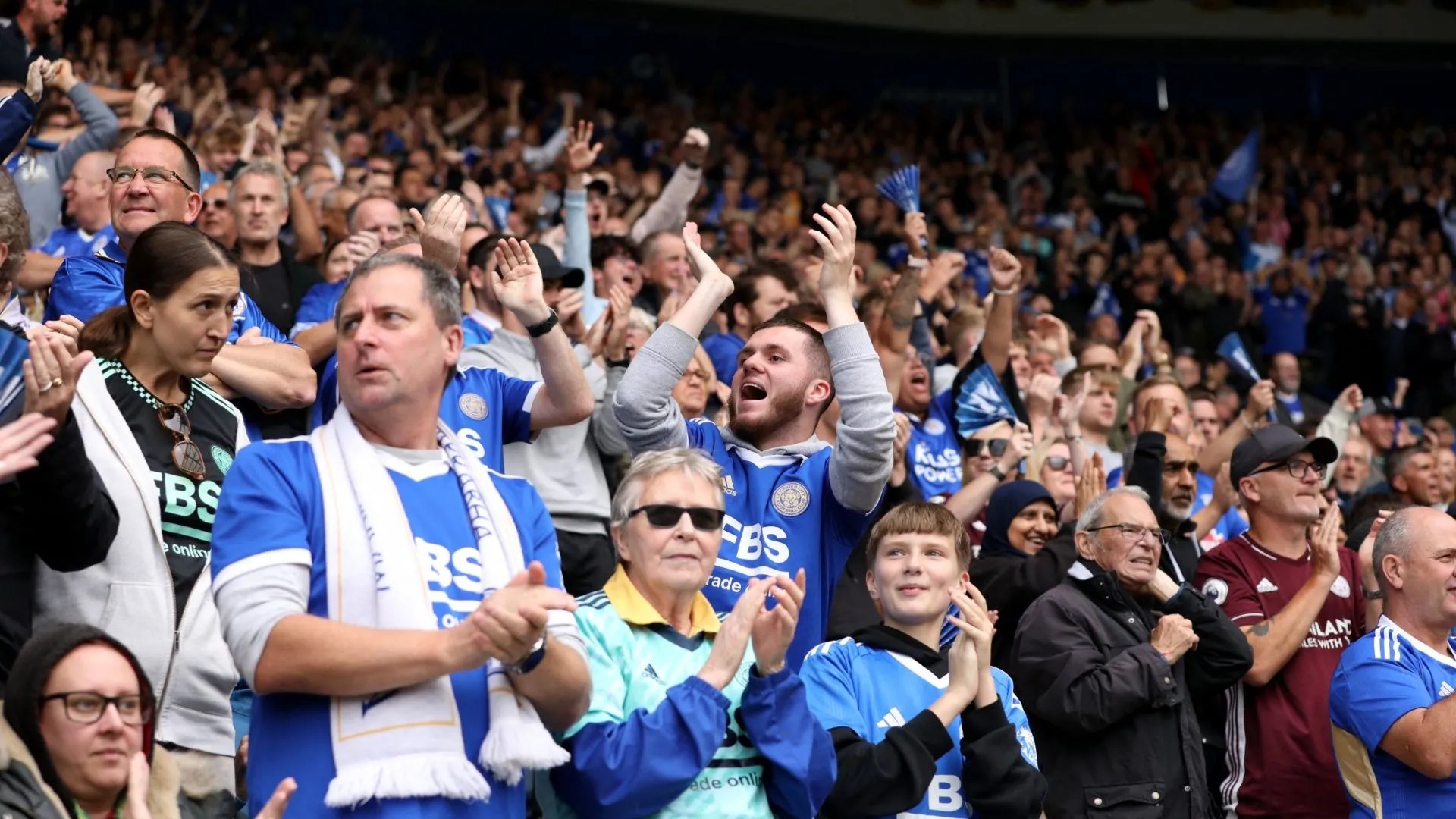 Cổ động viên Leicester City tại sân King Power, ánh nhìn thất vọng phản ánh tình hình sa sút của Bầy Cáo sau chuỗi kết quả không như ý.