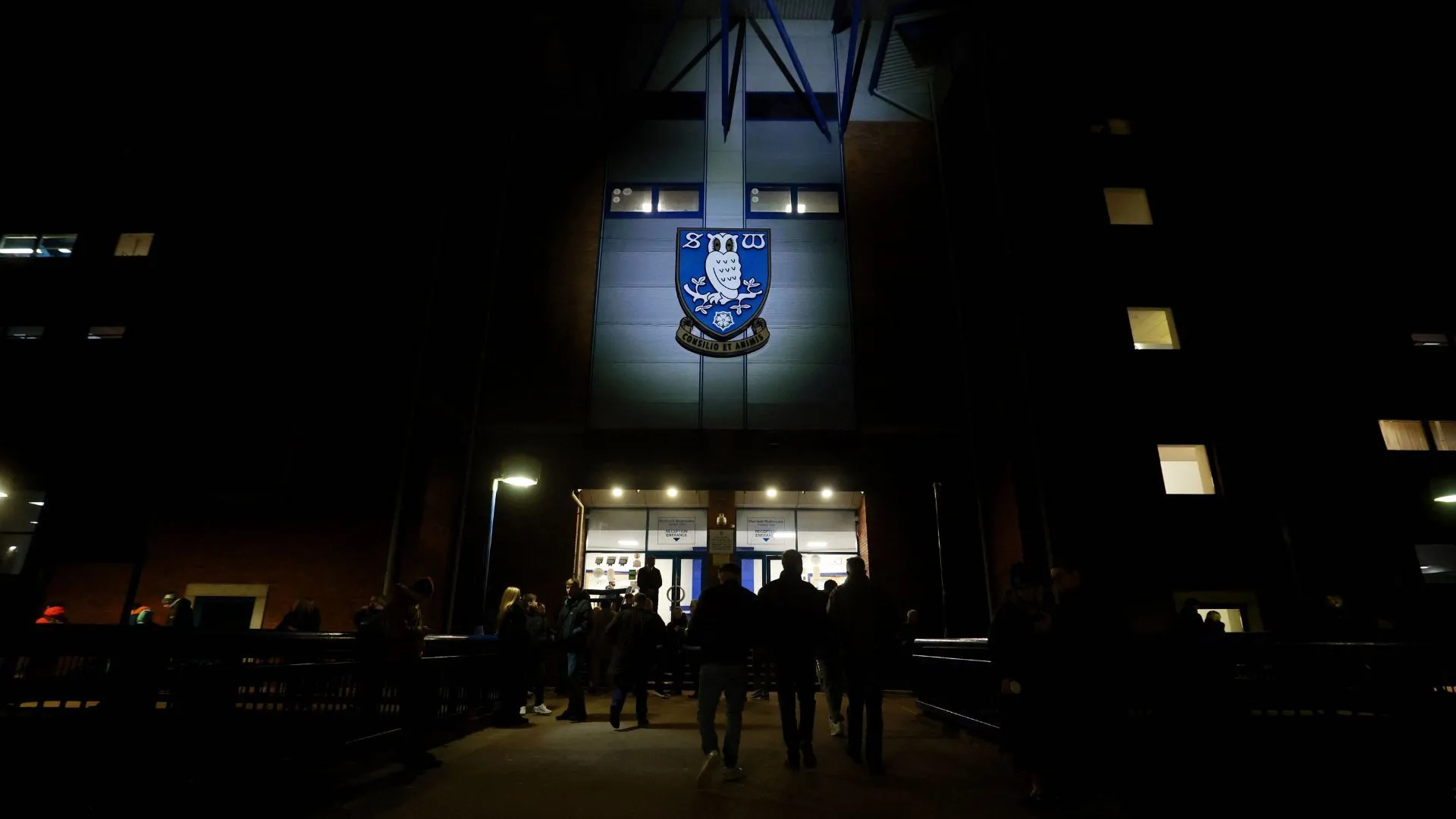 Cổng ngoài sân vận động Hillsborough, nơi người hâm mộ Sheffield Wednesday mong chờ những giải pháp ổn định cho CLB