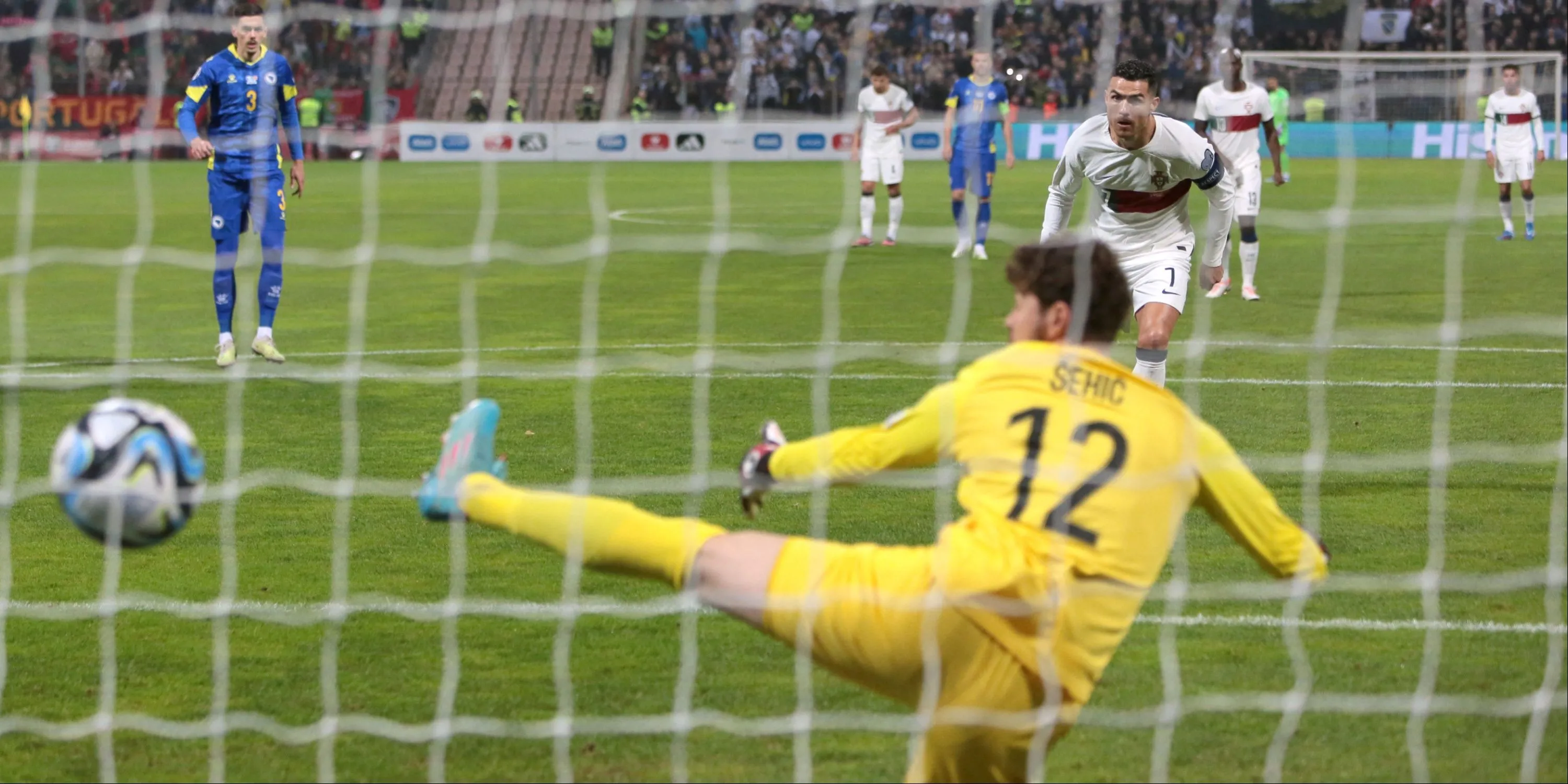 Cristiano Ronaldo thực hiện quả phạt đền cho ĐT Bồ Đào Nha, minh chứng cho đẳng cấp siêu sao