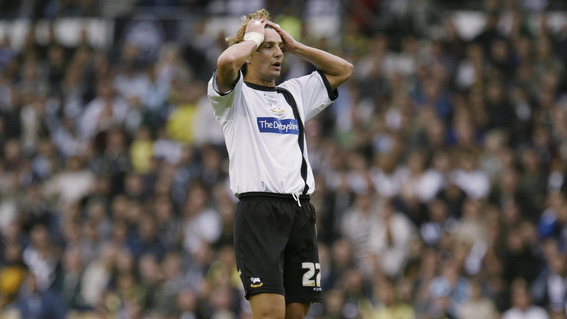 Cựu cầu thủ Derby County, Inigo Idiakez, trong khoảnh khắc đá hỏng penalty cho Southampton.