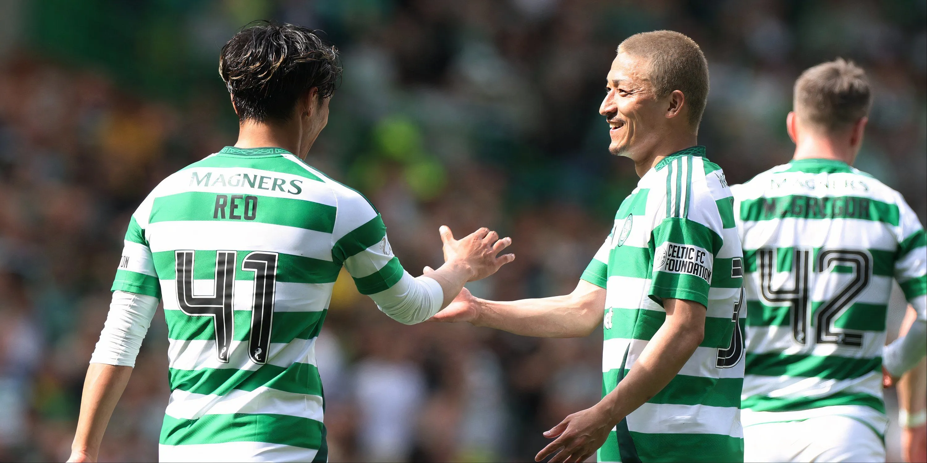 Daizen Maeda và Reo Hatate của Celtic ăn mừng tại giải VĐQG Scotland