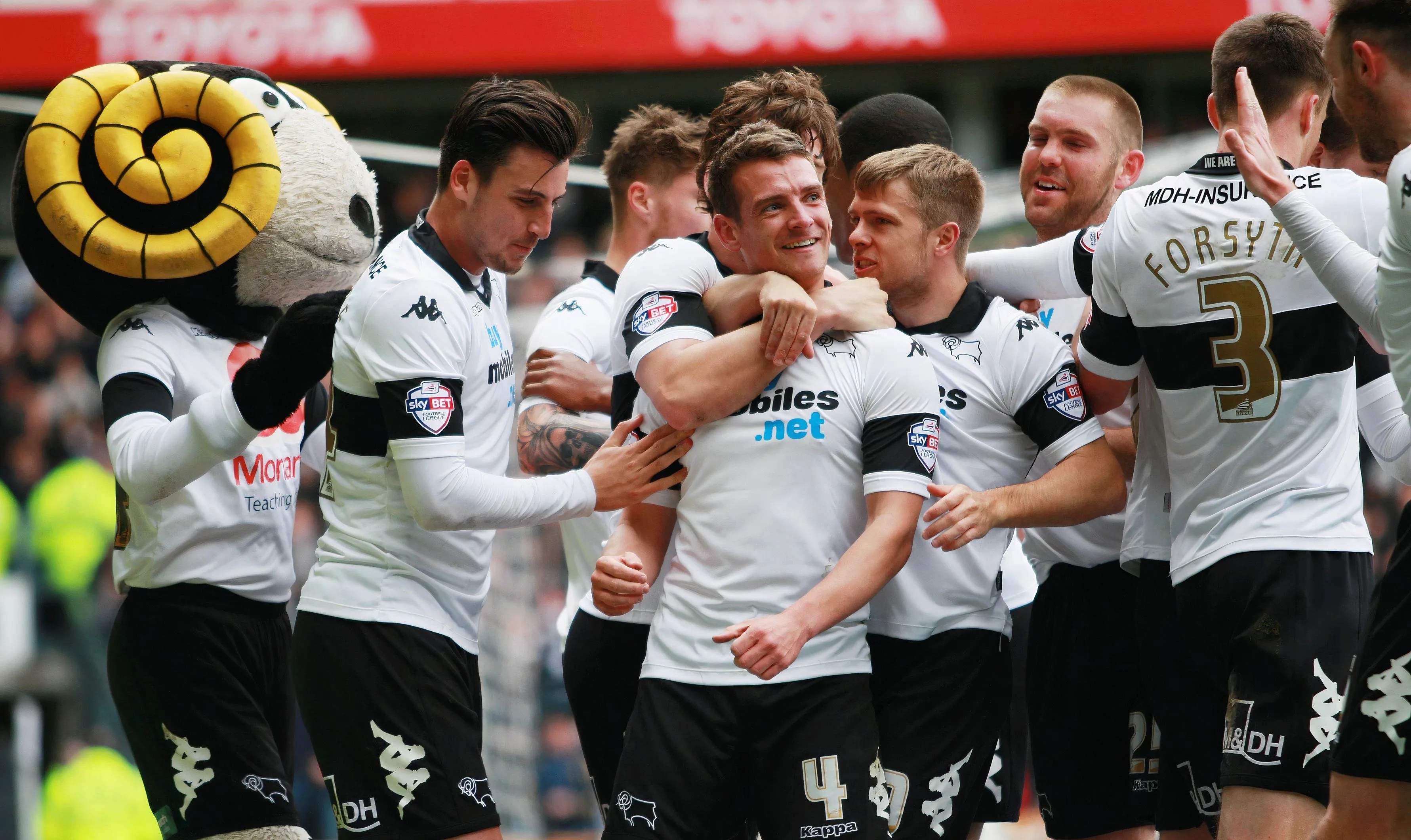Đội hình Derby County ăn mừng bàn thắng của Craig Bryson trong chiến thắng hủy diệt 5-0 trước Nottingham Forest.
