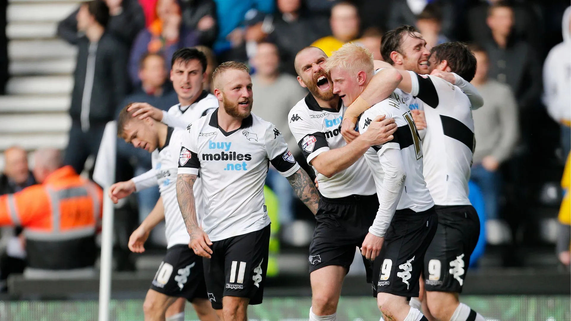 Đội hình Derby County ăn mừng bàn thắng của Will Hughes trong trận bán kết play-off Championship gặp Brighton.