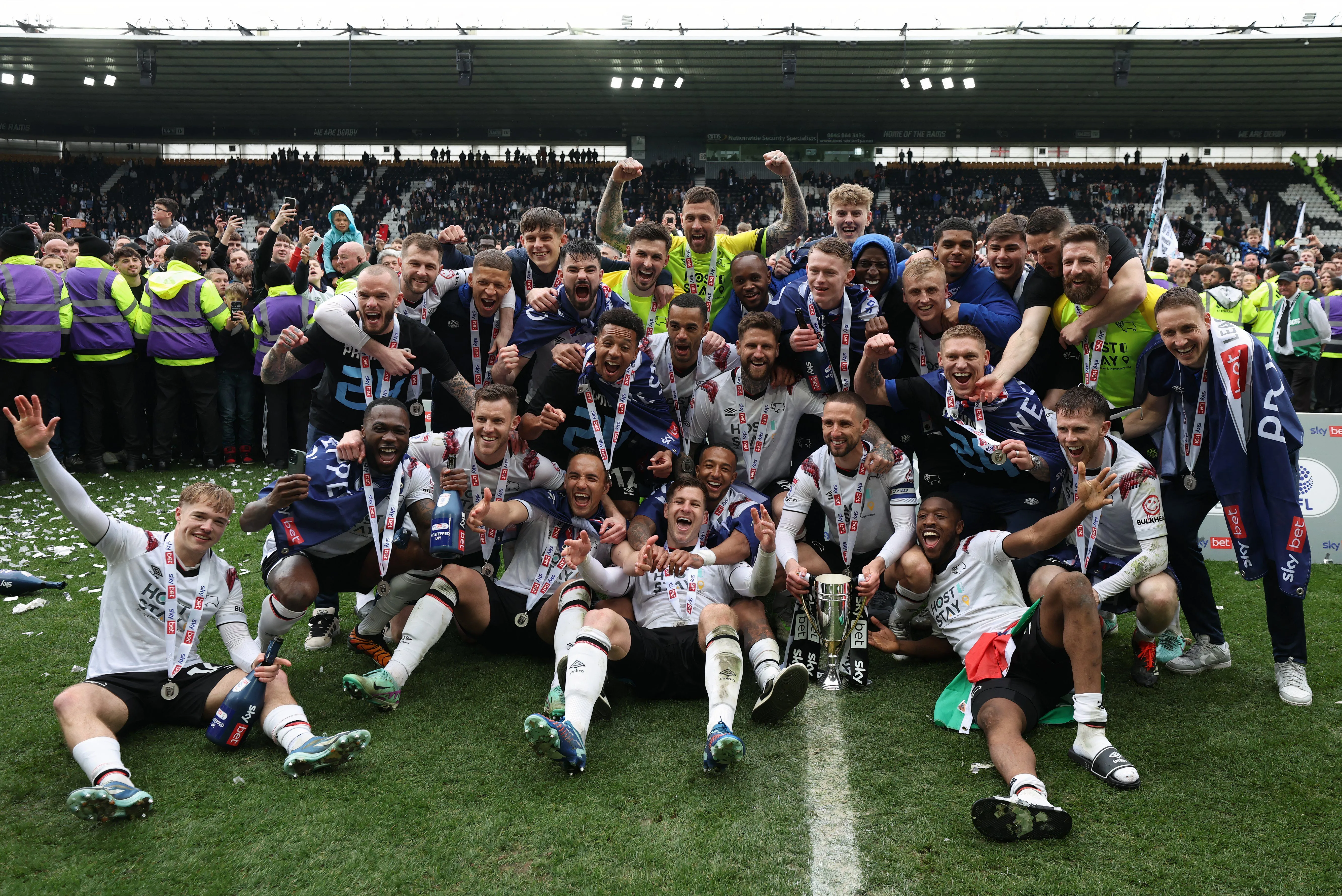Đội hình Derby County ăn mừng sau khi giành quyền thăng hạng từ League One lên Championship mùa giải 2024.